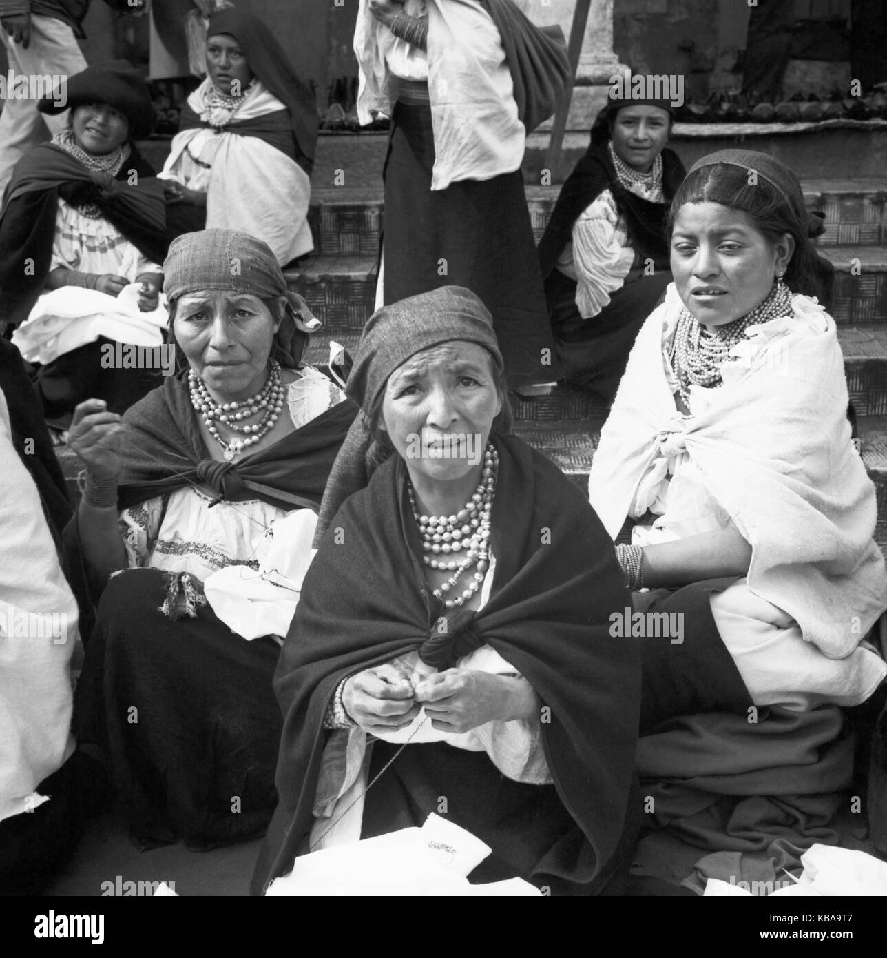 Frauen bei der Handarbeit auf dem Straßenmarkt in der Stadt Otavolo, Ecuador 1960er Jahre. Women at the street market in the city of Otavolo, Ecuador 1960s. Stock Photo