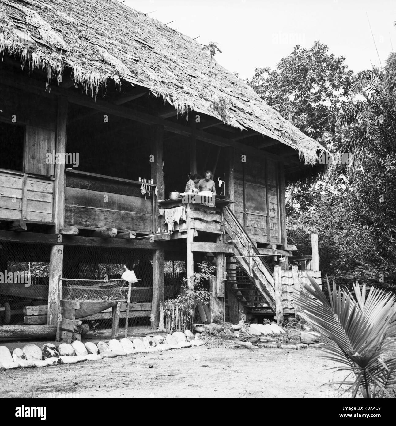 Zu Besuch beim Einsiedler und Goldwäscher Don Jorge am Rio Napo, Ecuador 1960er Jahre. A visit at hermit and gold panner Don Jorge at Rio Napo, Ecuador 1960s. Stock Photo