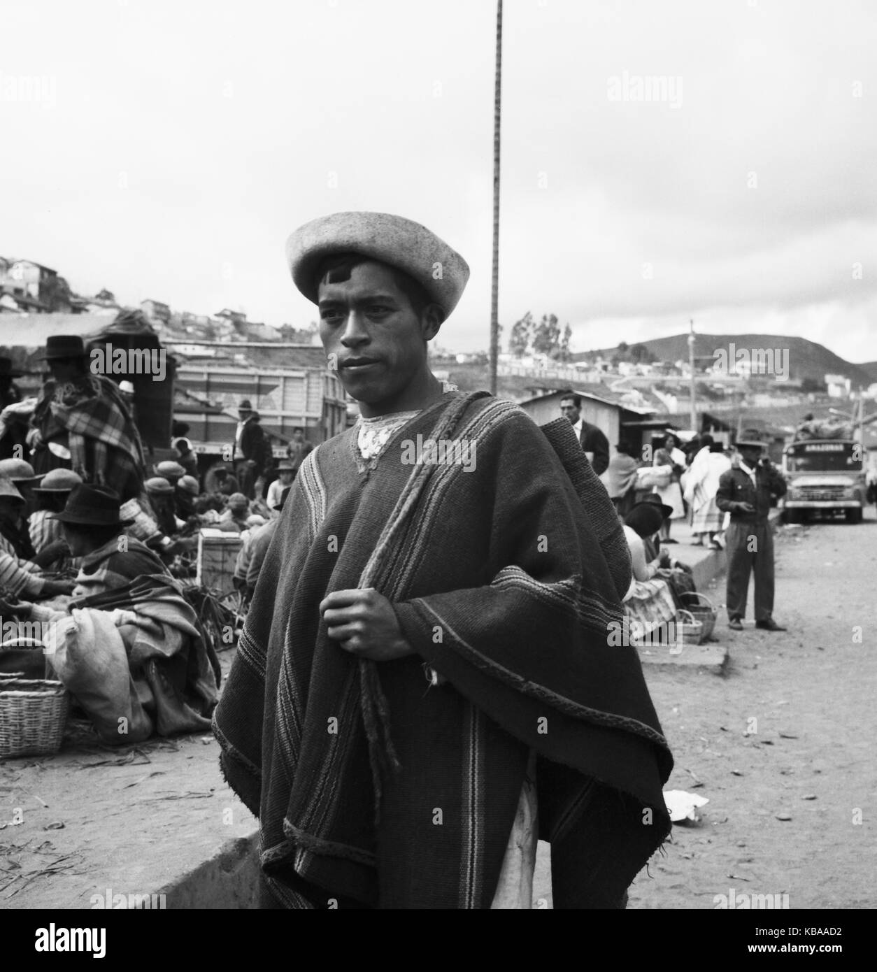 Serie Menschen in der Stadt Ambato, hier ein junger Mann, Ecuador 1960er Jahre. Series - People at the city of Ambato, here a young man, Ecuador 1960s. Stock Photo