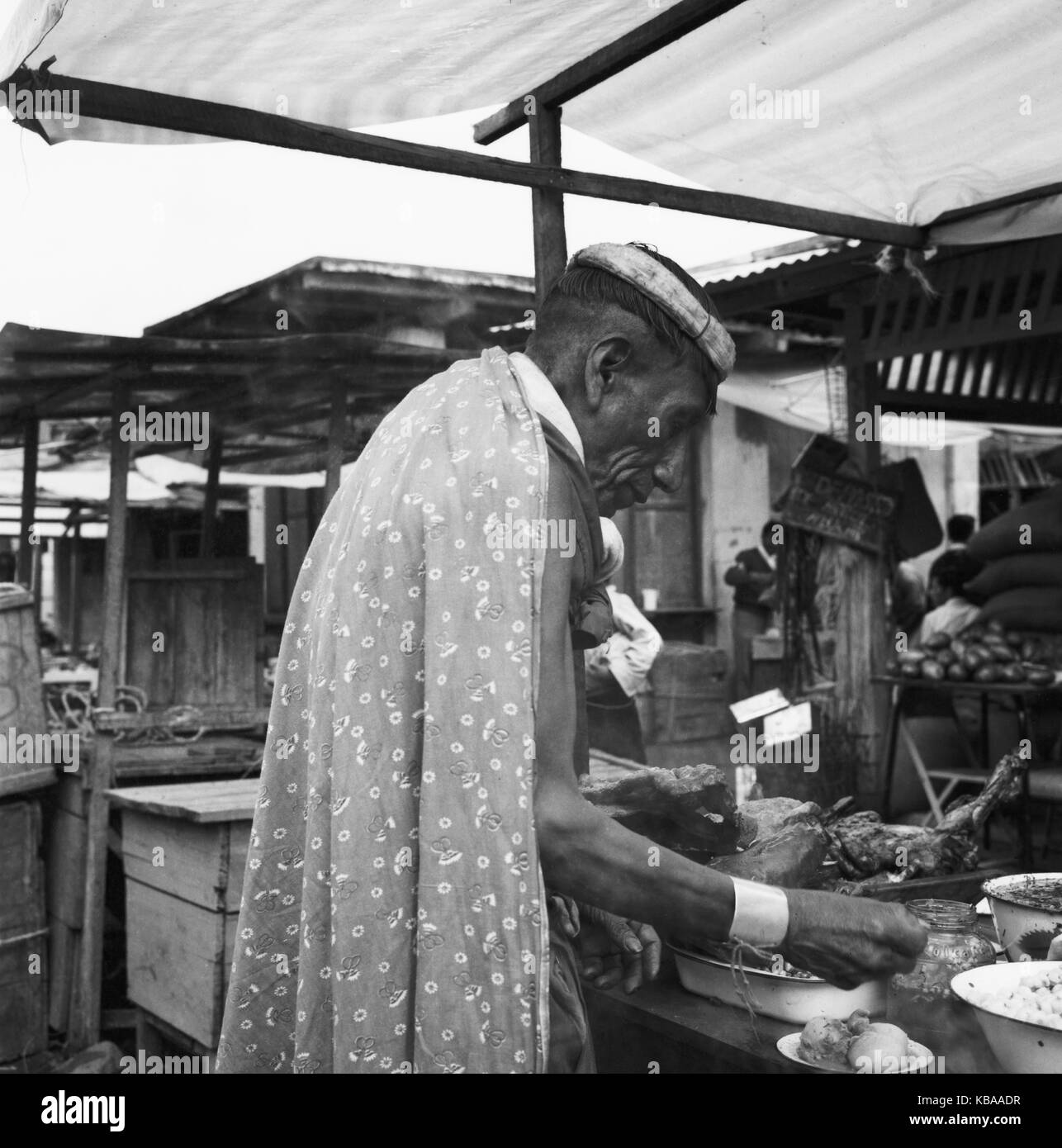 Eingeborener auf dem Markt in der Stadt Ambato, hier ein junger Mann, Ecuador 1960er Jahre. Native at the market in the city of Ambato, here a young man, Ecuador 1960s. Stock Photo