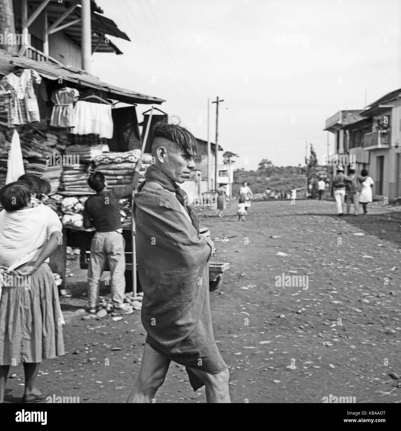 Eingeborener auf dem Markt in der Stadt Ambato, hier ein junger Mann, Ecuador 1960er Jahre. Native at the market in the city of Ambato, here a young man, Ecuador 1960s. Stock Photo