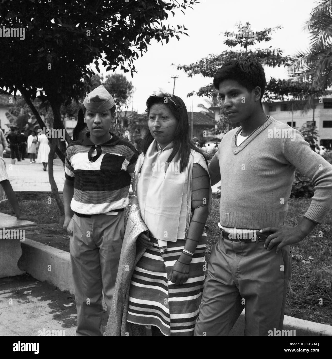 Eingeborene in der Stadt Ambato, hier ein junger Mann, Ecuador 1960er Jahre. Natives at the city of Ambato, here a young man, Ecuador 1960s. Stock Photo