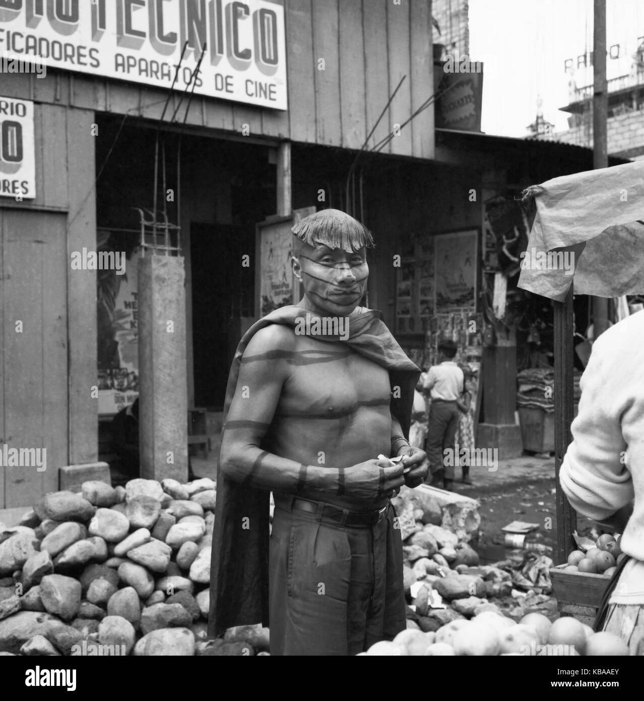 Eingeborener in der Stadt Ambato, hier ein junger Mann, Ecuador 1960er Jahre. Native at the city of Ambato, here a young man, Ecuador 1960s. Stock Photo
