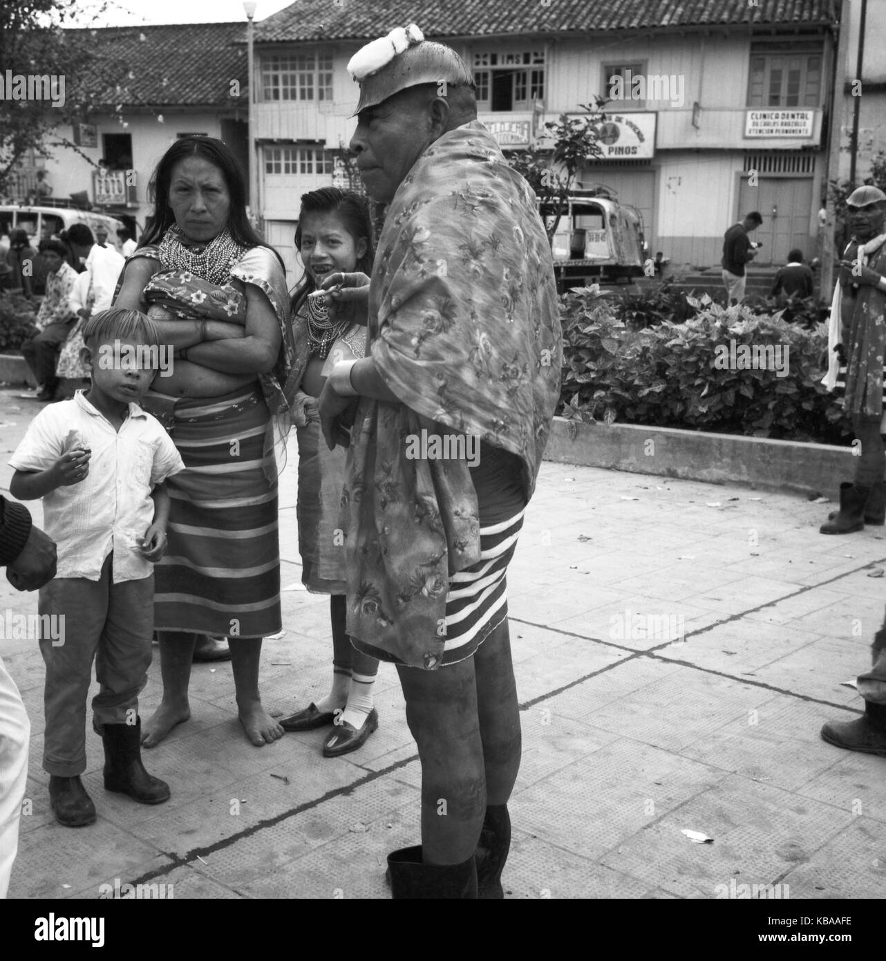 Eingeborener in der Stadt Ambato, hier ein junger Mann, Ecuador 1960er Jahre. Native at the city of Ambato, here a young man, Ecuador 1960s. Stock Photo