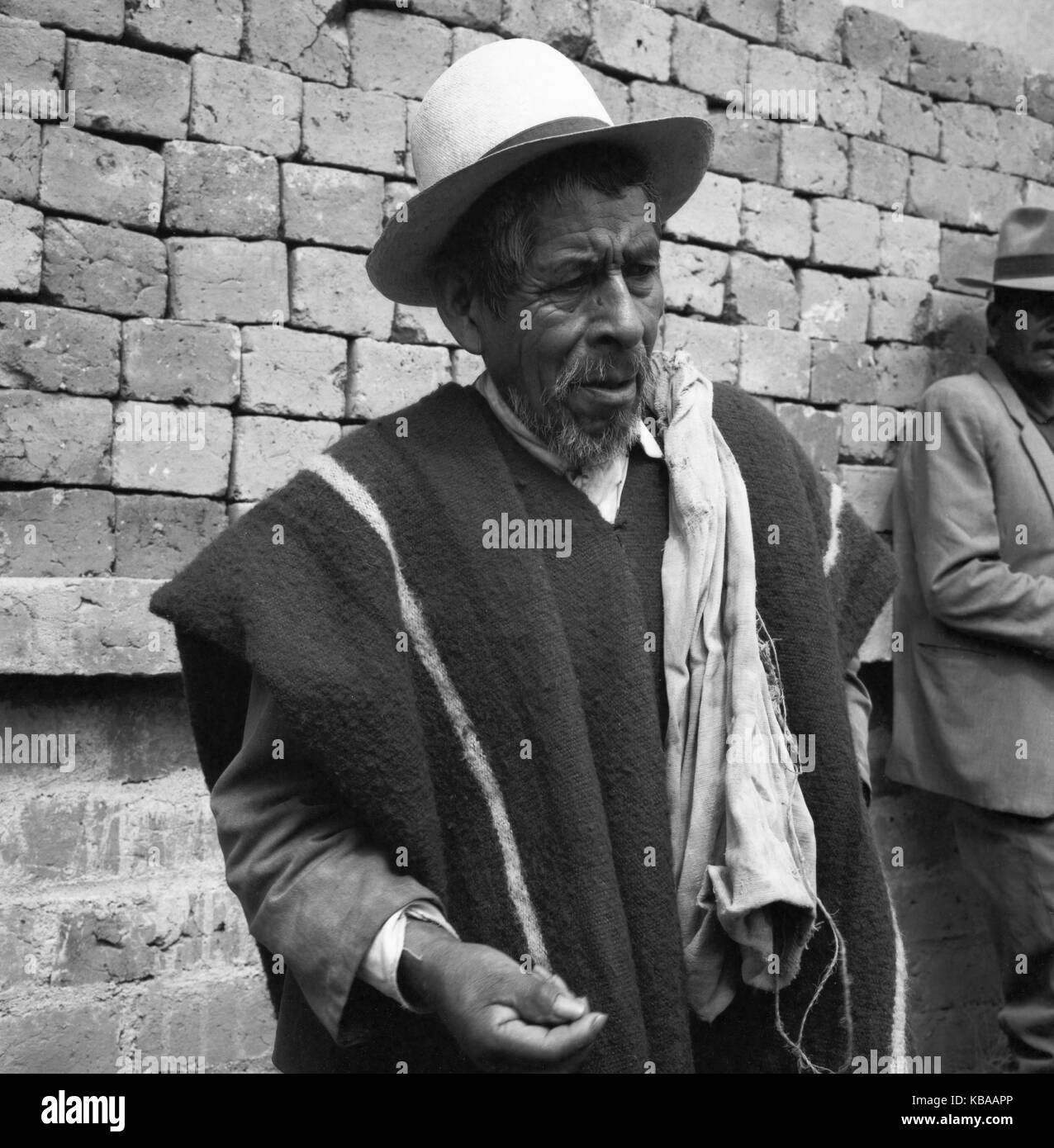 Ein Mann in den Straßen der Stadt Cuenca, Ecuador 1960er Jahre. A man in the streets of the city Cuenca, Ecuador 1960s. Stock Photo