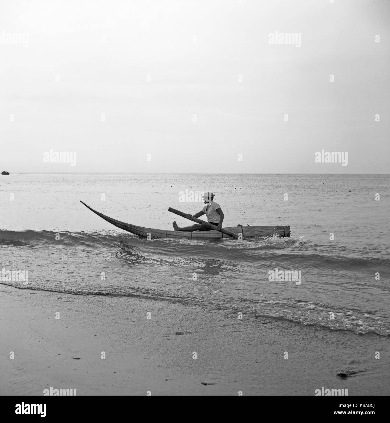 Boote aus Stroh an der Pazifikküste von Trujillo, Peru 1960er Jahre. Straw boats at the Pacific coast of Trujillo, Peru 1960s. Stock Photo