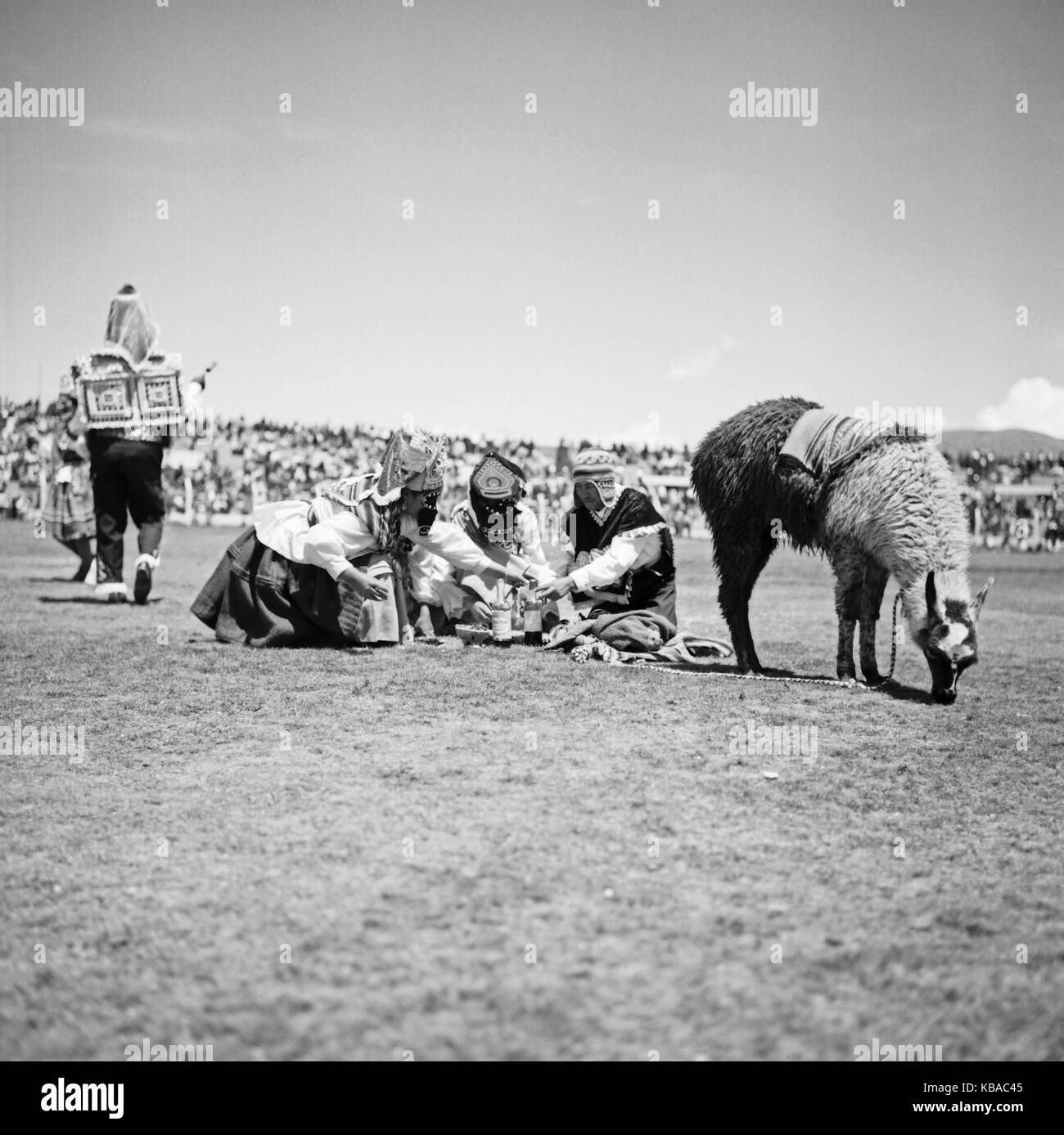 Karneval in Peru Maskierte ziehen durch die Umgebung der Stadt Puno am