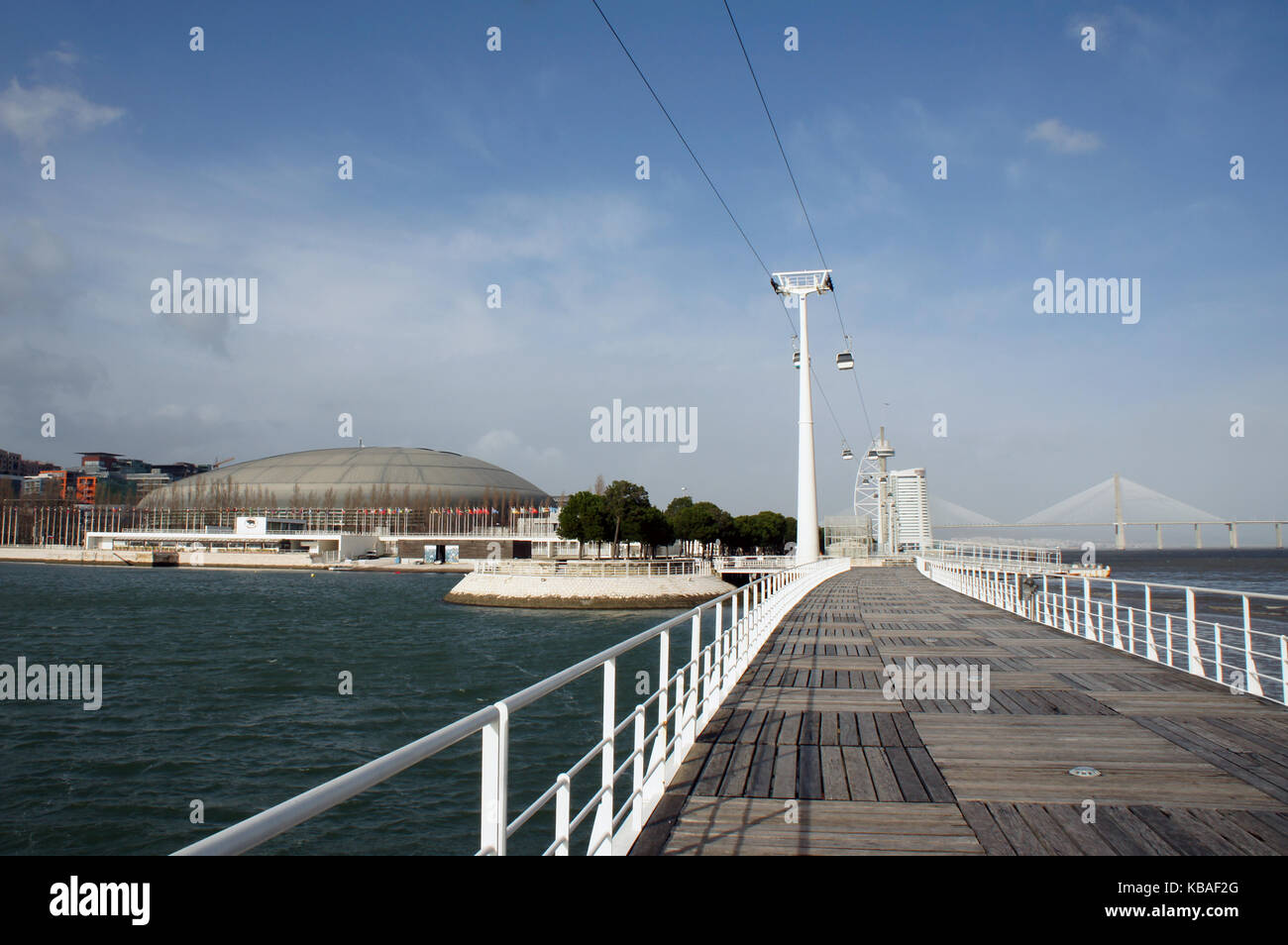 Teleférico de Lisboa (cable car tramway) and oceanarium / aquanarium on the seaside marina in Lisbona, Portugal Stock Photo