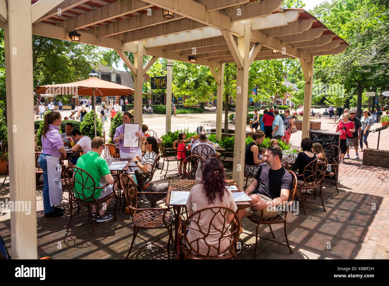 Trellis tables hi-res stock photography and images - Alamy