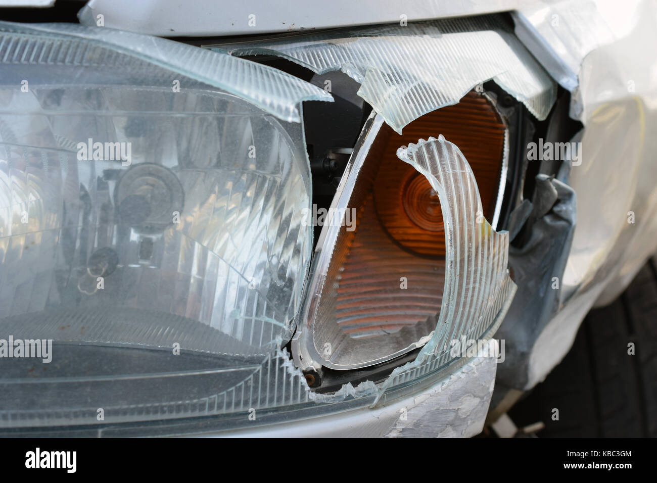 Broken headlight damage hi-res stock photography and images - Alamy