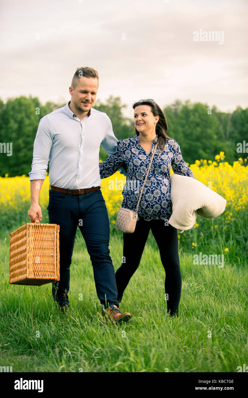 Pregnant Couple picnic time Stock Photo Alamy