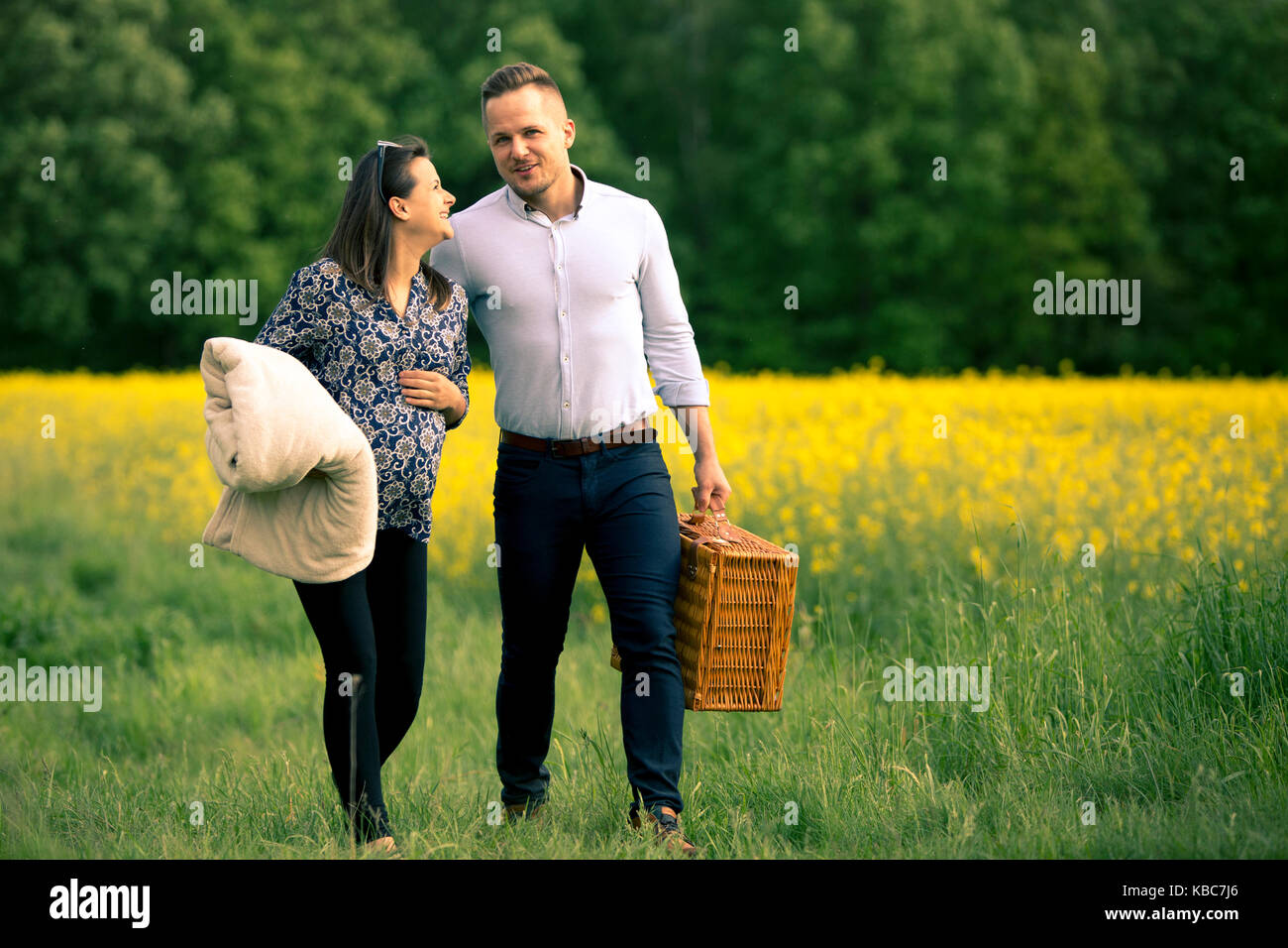 Pregnant Couple picnic time Stock Photo Alamy