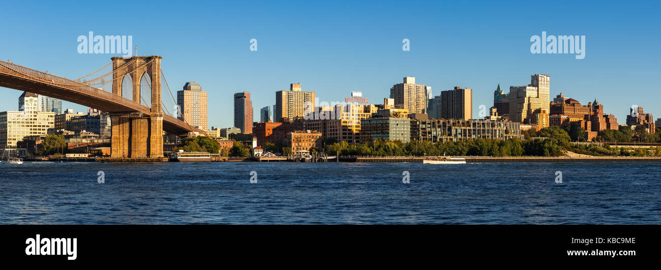Panoramic view of Brooklyn Riverfront with the Brooklyn Bridge and Brooklyn Bridge Park. Brooklyn, New York City Stock Photo