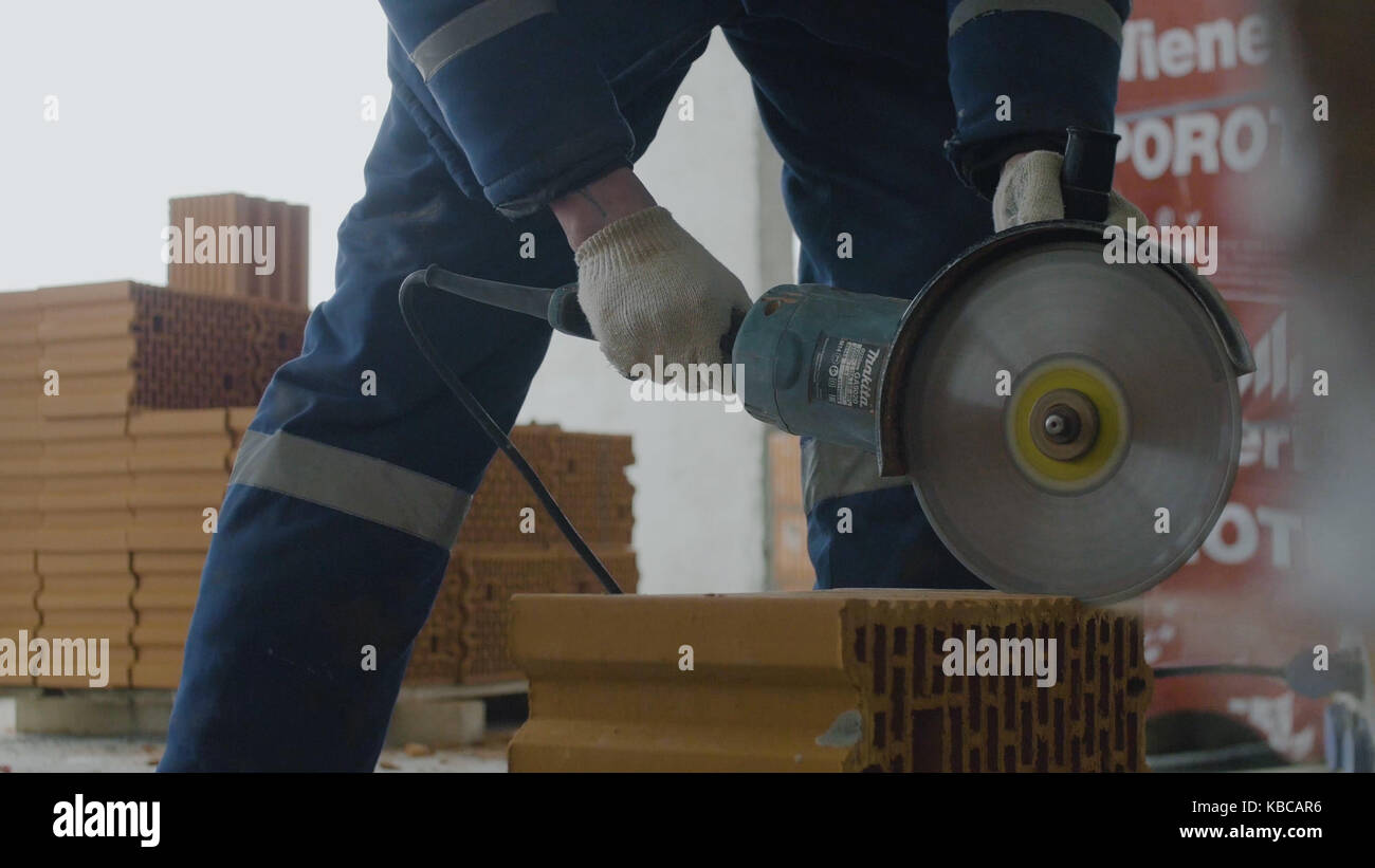 Cutting brick 2025 with circular saw