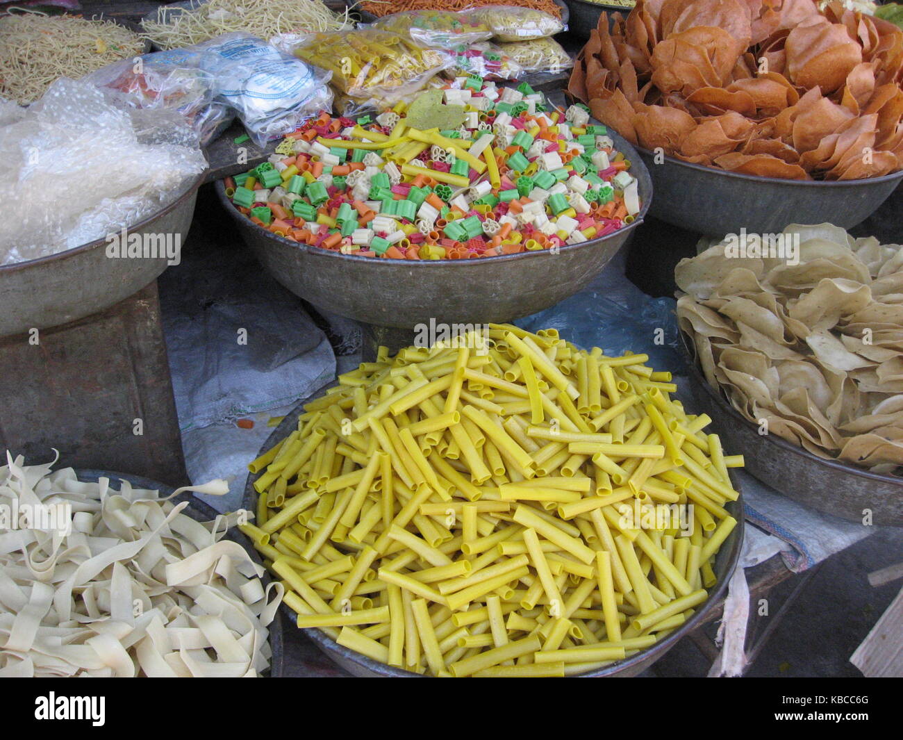 Verschiedene asiatische bunte Nudeln auf Markt -  Various Asian colorful noodles on market Stock Photo