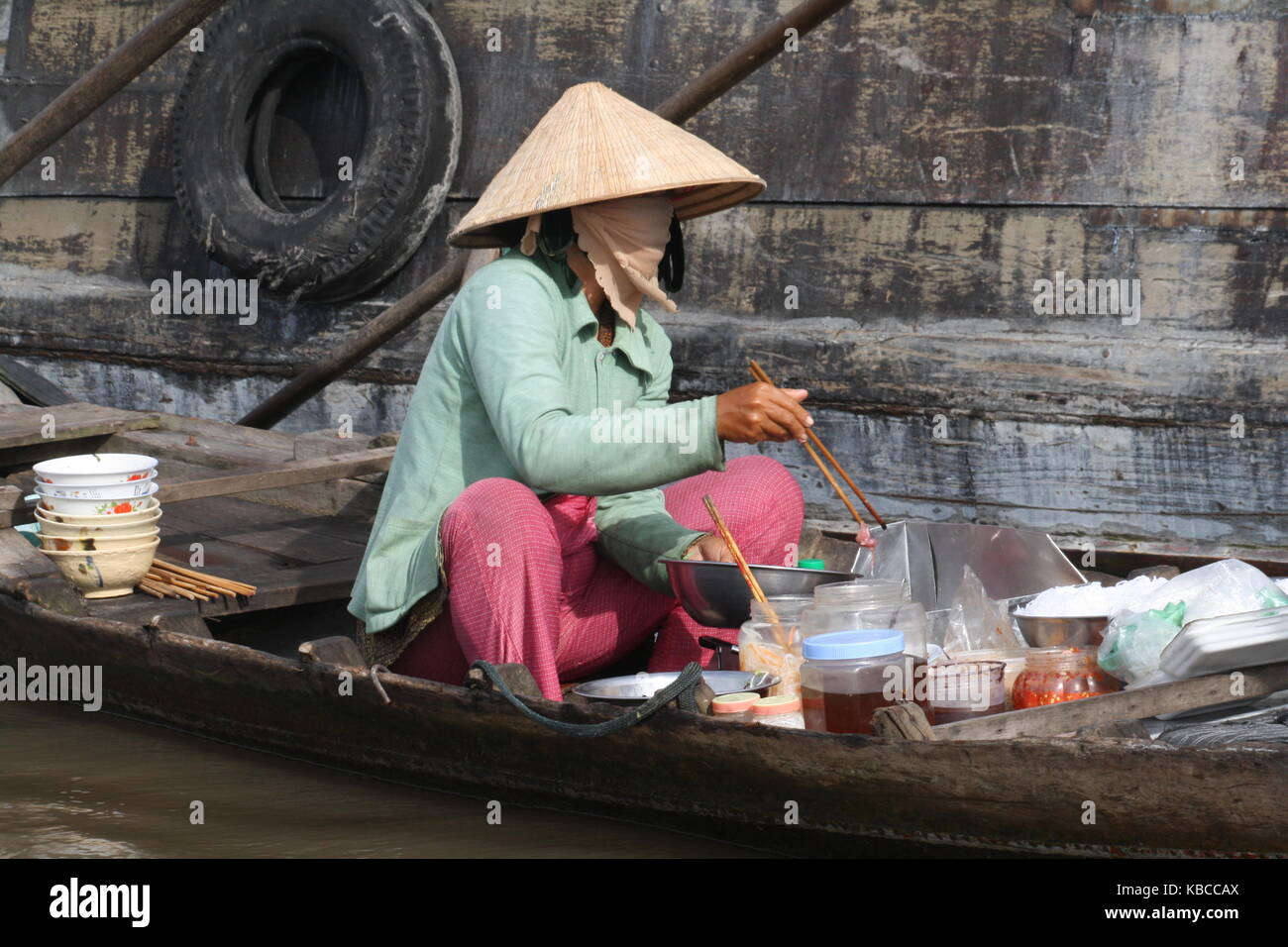 Frau in Boot mit Suppen Küche - Woman in boat with soup kitchen Stock Photo