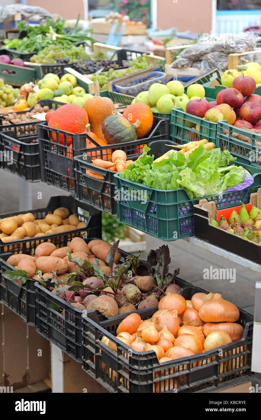Organic Produce Food at Farmers Market Stall Stock Photo - Alamy