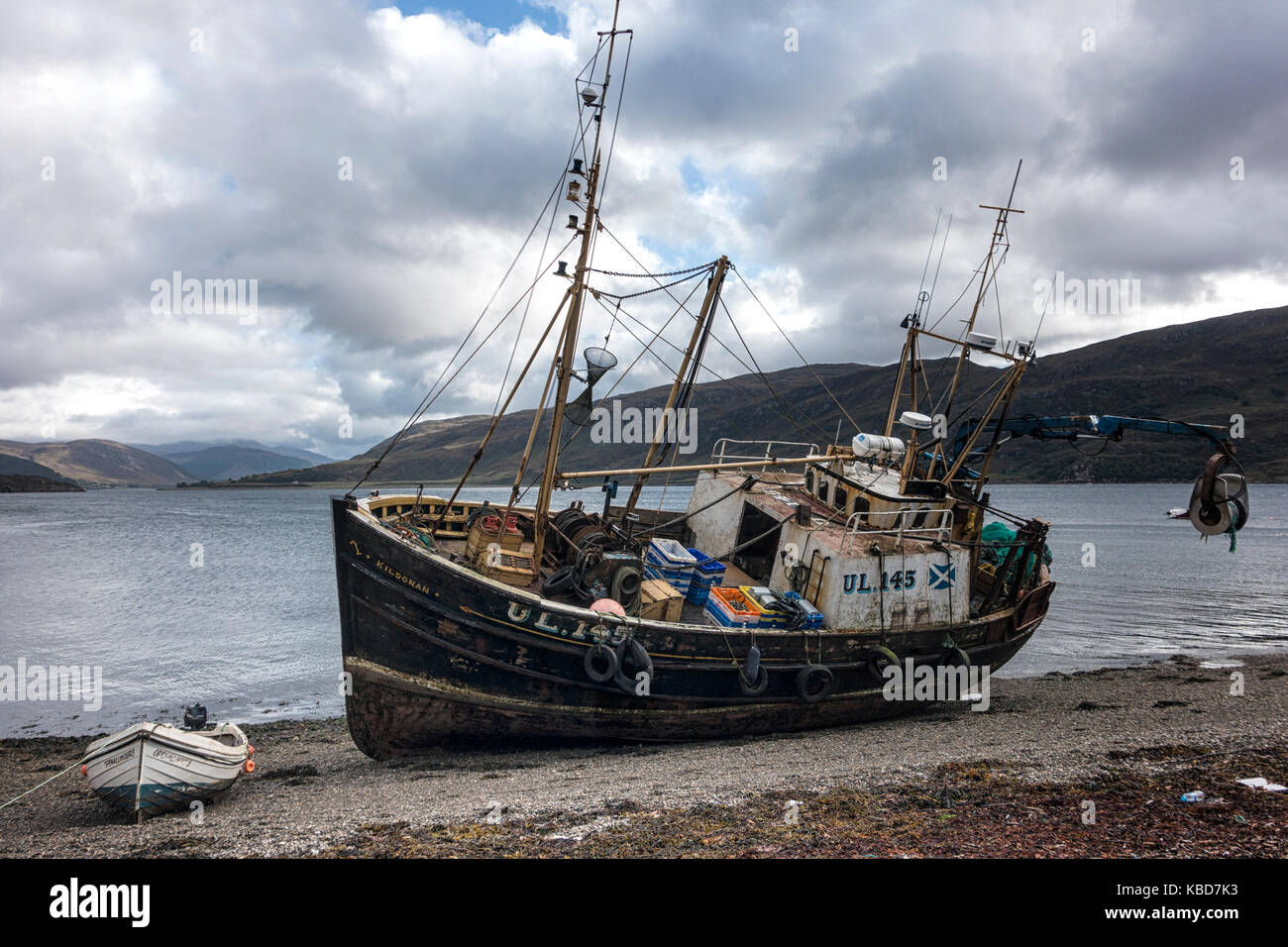 A fishing boat on the beach at Ullapool, Ross-shire, on the west coast of the Scottish Highlands Stock Photo