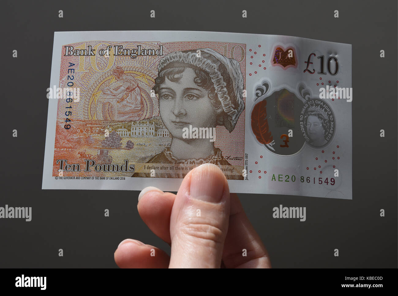 Close up of senior lady holding the new polymer sterling ten pound note featuring Jane Austen Stock Photo
