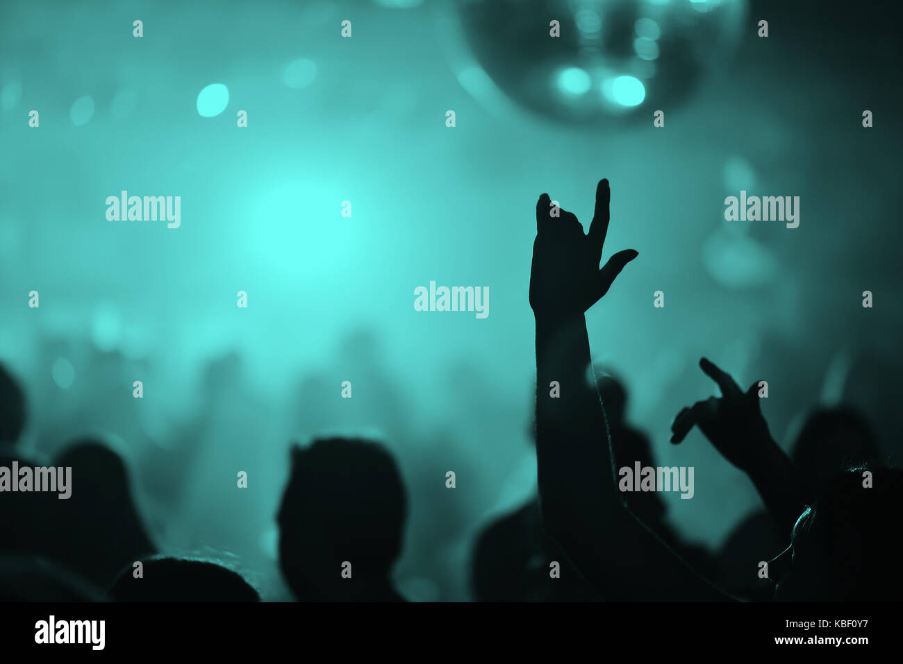 Nightclub lights crowd hi-res stock photography and images - Alamy