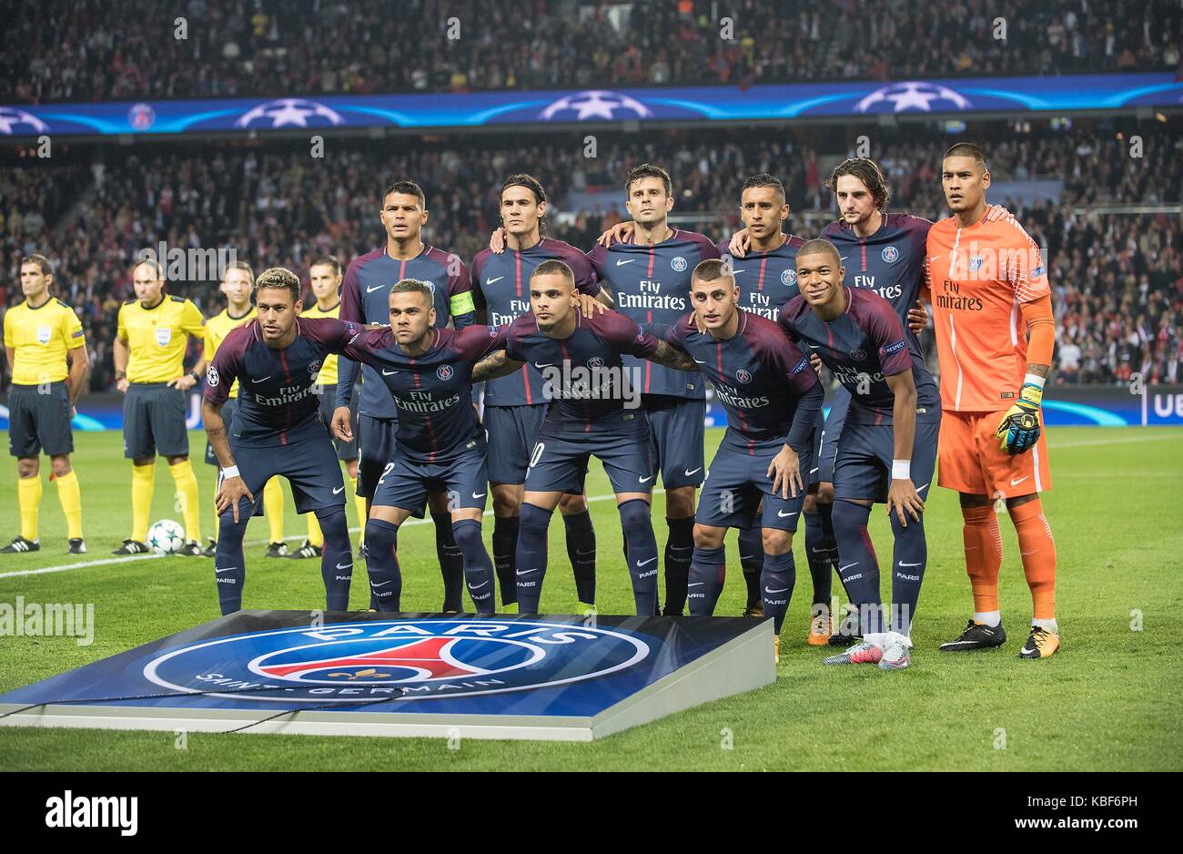 Team Paris, with left to right hinten Thiago SILVA (Paris), Edinson CAVANI (Paris), Thiago MOTTA (Paris), MARQUINHOS (Paris), Adrien RABIOT (Paris), goalwart Alphonse AREOLA (Paris), vorne left to right NEYMAR (Paris), Dani ALVES (Paris), Layvin KURZAWA (Paris), Thiago MOTTA (Paris), Kylian MBAPPE (Paris), Fussball Champions League, Vorrunde 2. Spieltag, Gruppe B, Paris St. Germain - FC Bayern Munich (M) 3:0, am 27.09.2017 in Paris/ Frankreich. |usage worldwide Stock Photo