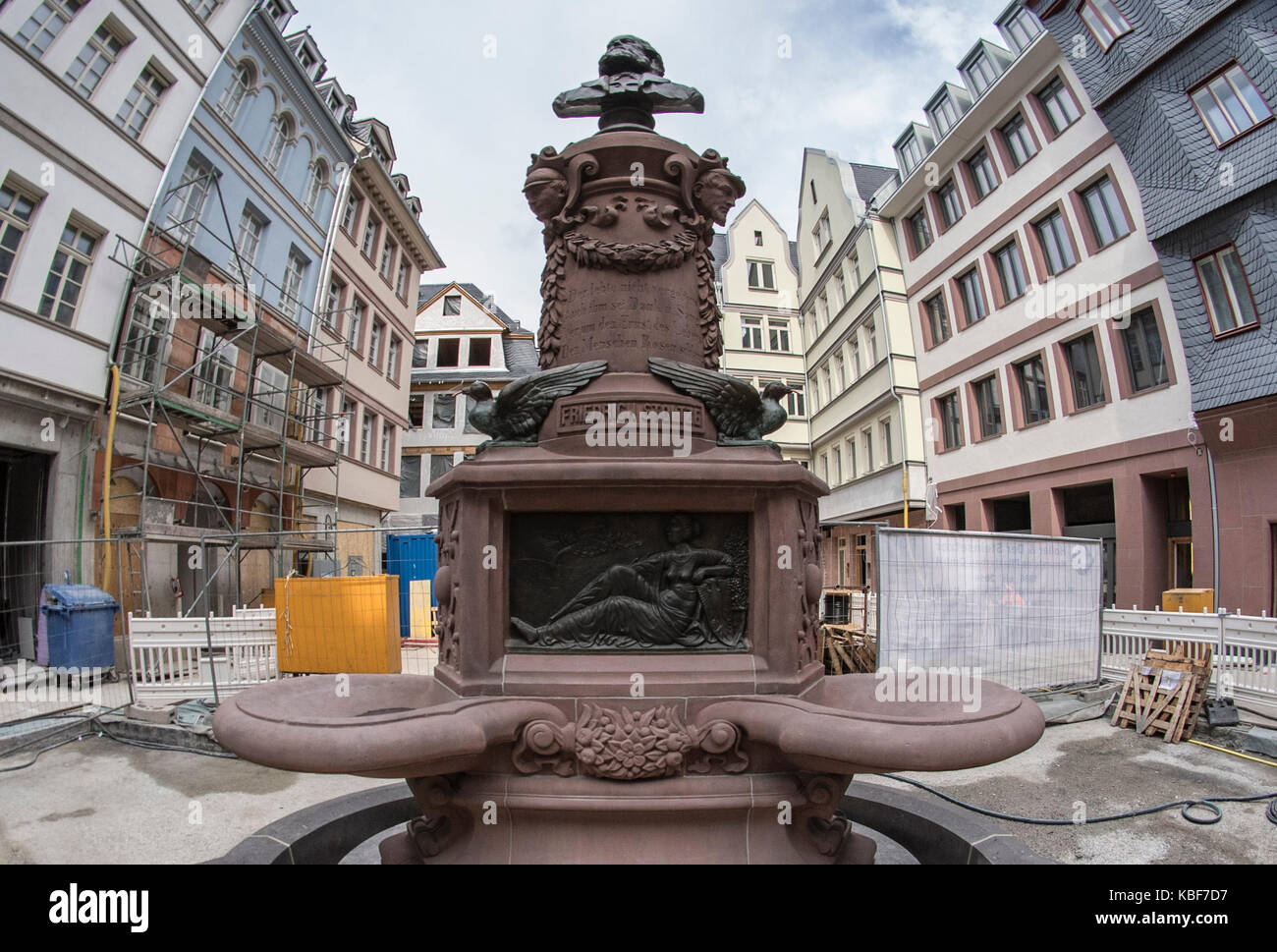View of the reerected Stoltze Well at the Huehnermarkt square in the old town of Frankfurt/Main, Germany, 29 September 2017. Poet and satirist Friedrich Stoltze (1816-1891), name giver of the spring, was one of the most famous representatives of the Frankfurt dialect and lifestyle. Photo: Boris Roessler/dpa Stock Photo