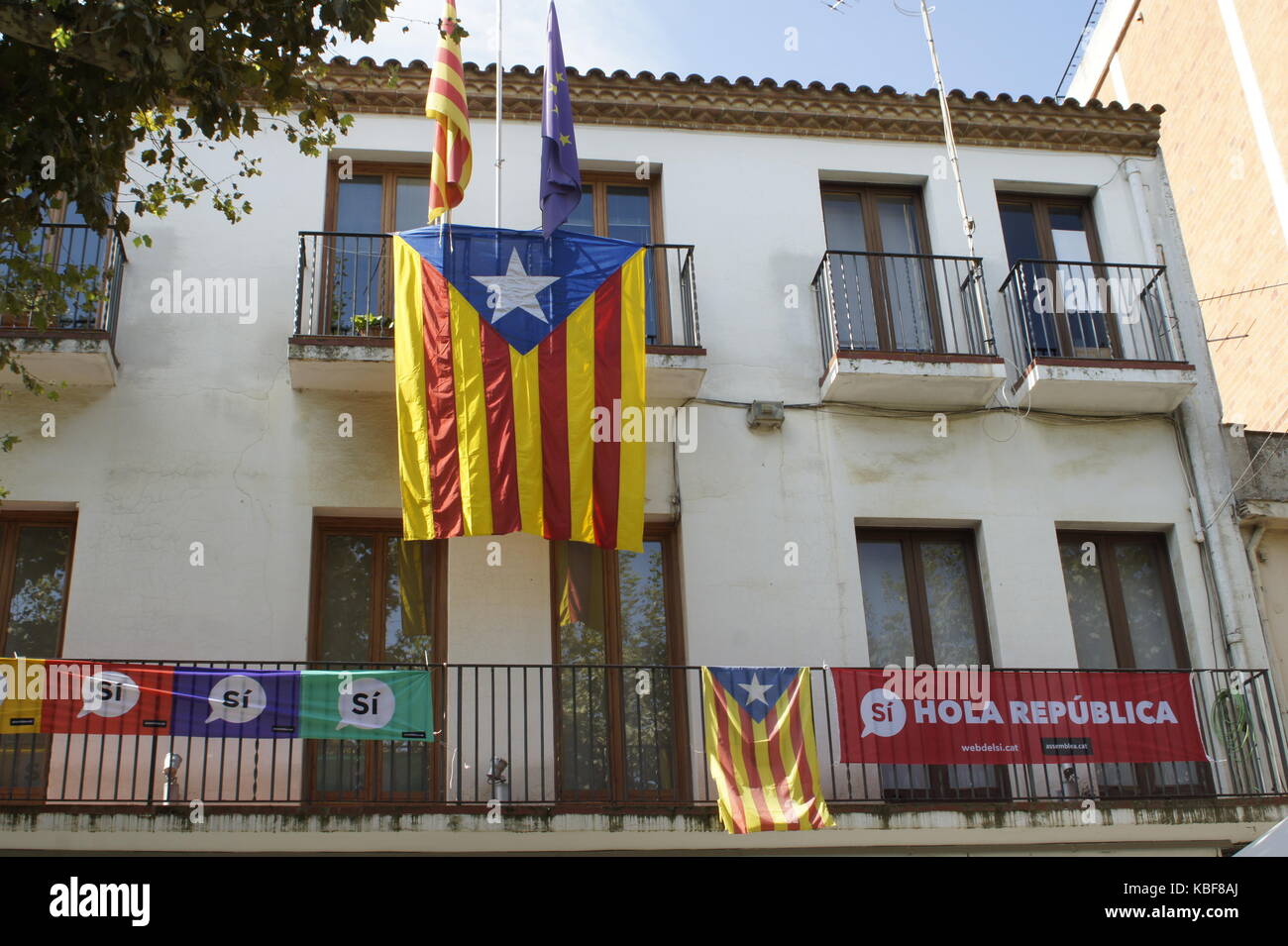 The 'Estelada', the flag of the Catalan independence movement, and the European flag are hoisted at the city hall in Arenys de Munt, Spain 24 September 2017. The Spanish flag has been taken down. The clock is ticking: On Sunday, Catalonia wants to vote on their independency. Photo: Carola Frentzen/dpa Stock Photo