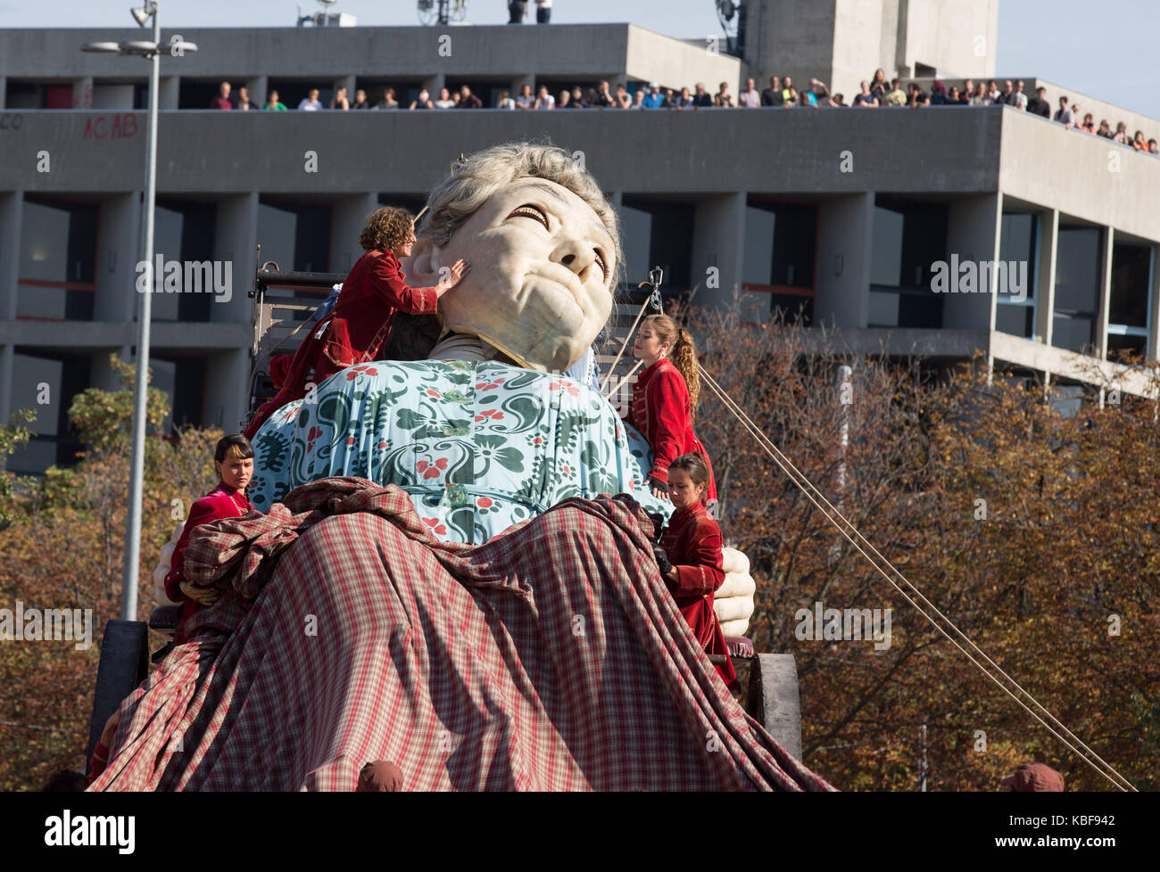 Geneva, Switzerland. 29th Sep, 2017. A grandmother giant puppet ...