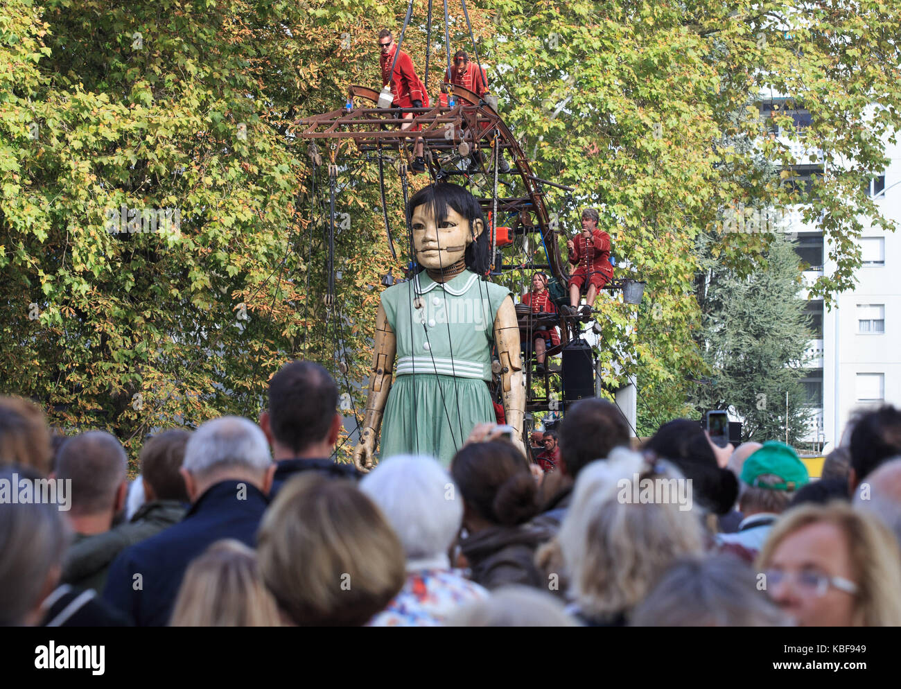 Geneva, Switzerland. 29th Sep, 2017. A giant puppet of a girl, measuring nearly 8 meters, marches on the street of Geneva, Switzerland, Sept. 29, 2017. Two giant puppets of the Royal de Luxe Company, which travels around the world, guest in Geneva from Sept. 29 to Oct. 1. Credit: Xu Jinquan/Xinhua/Alamy Live News Stock Photo