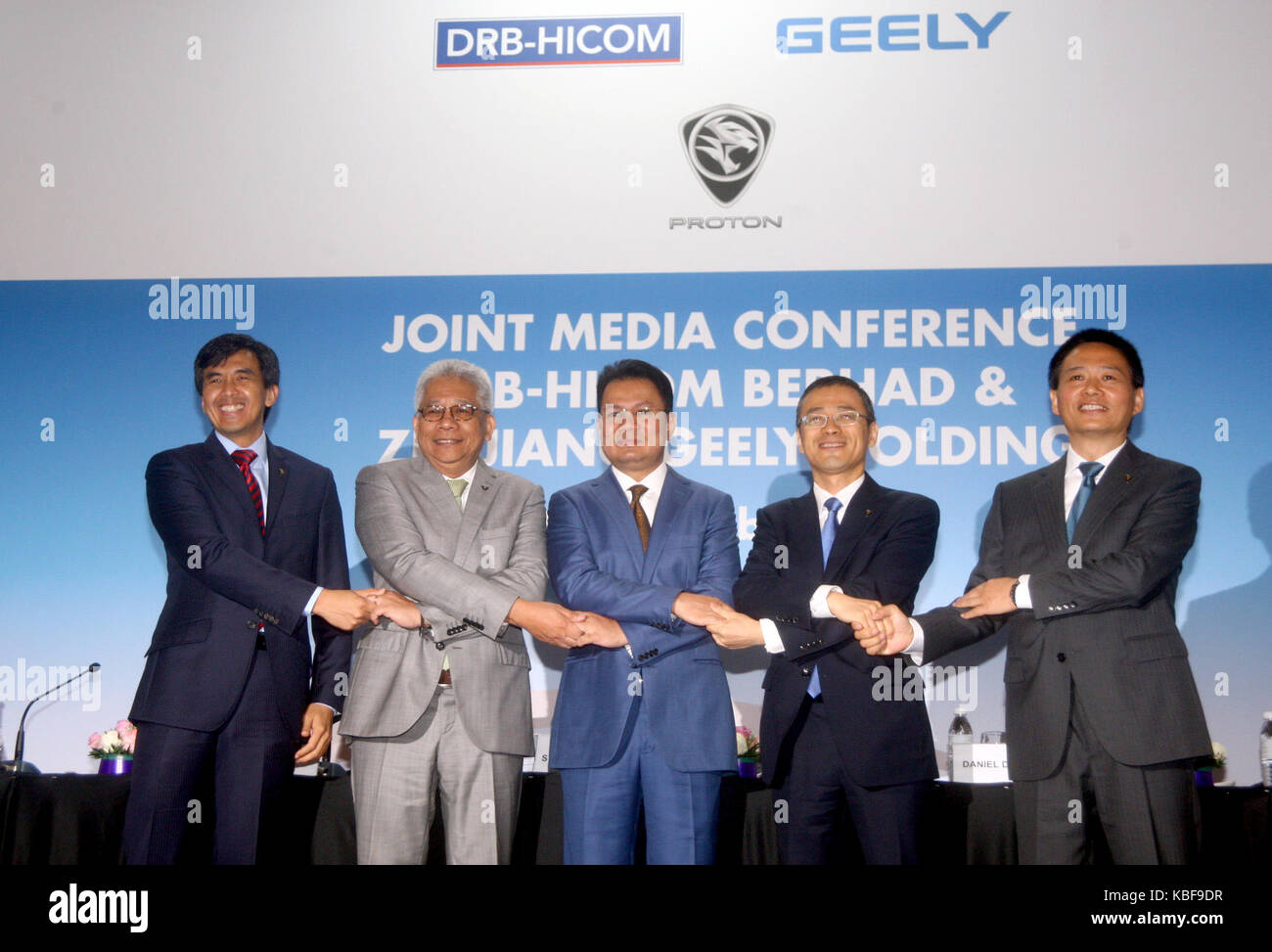 Shah Alam. 29th Sep, 2017. Li Chunrong (1st R) poses for photos with