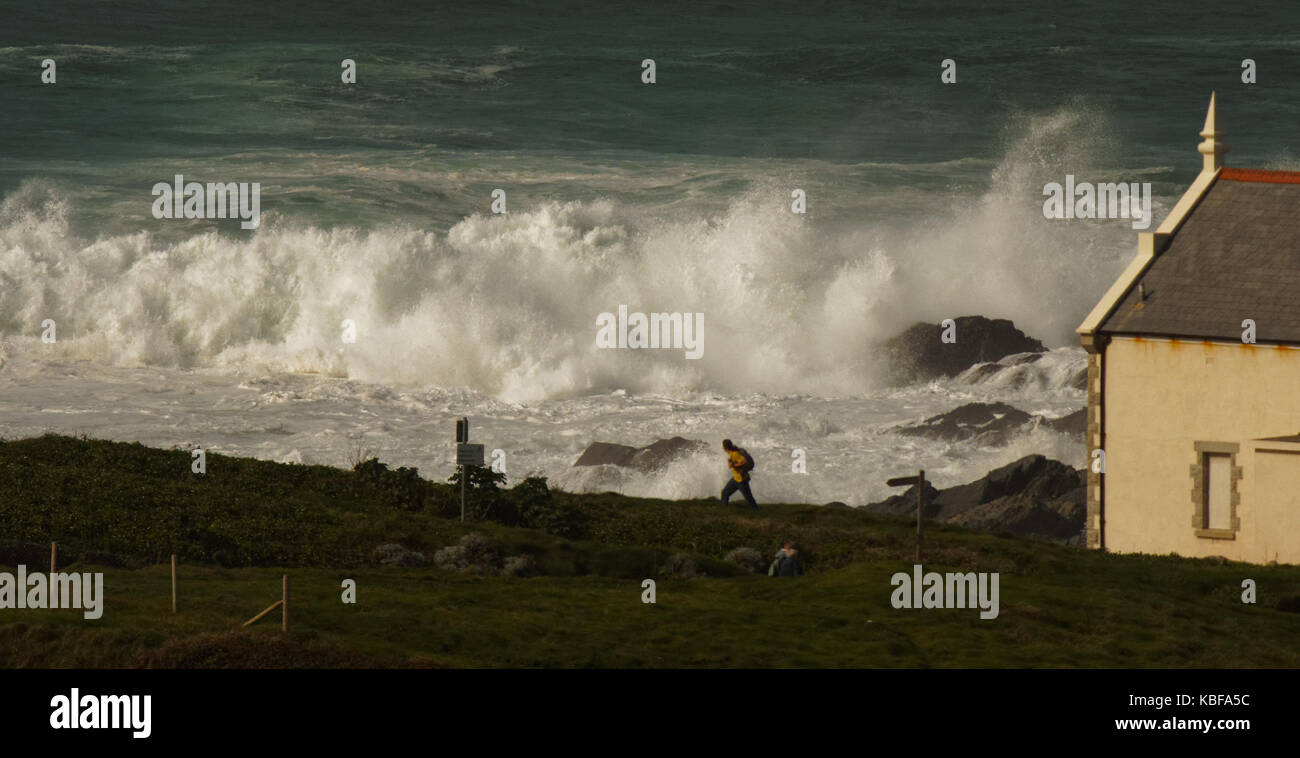 Newquay, UK. 29th Sep, 2017. UK Weather. Sunshine and 20 foot waves at Cribbar Point and Lewinnick cove Fistral Bay. 27th, September, 2017  Newquay, Cornwall, UK. Credit: Robert Taylor/Alamy Live News Stock Photo