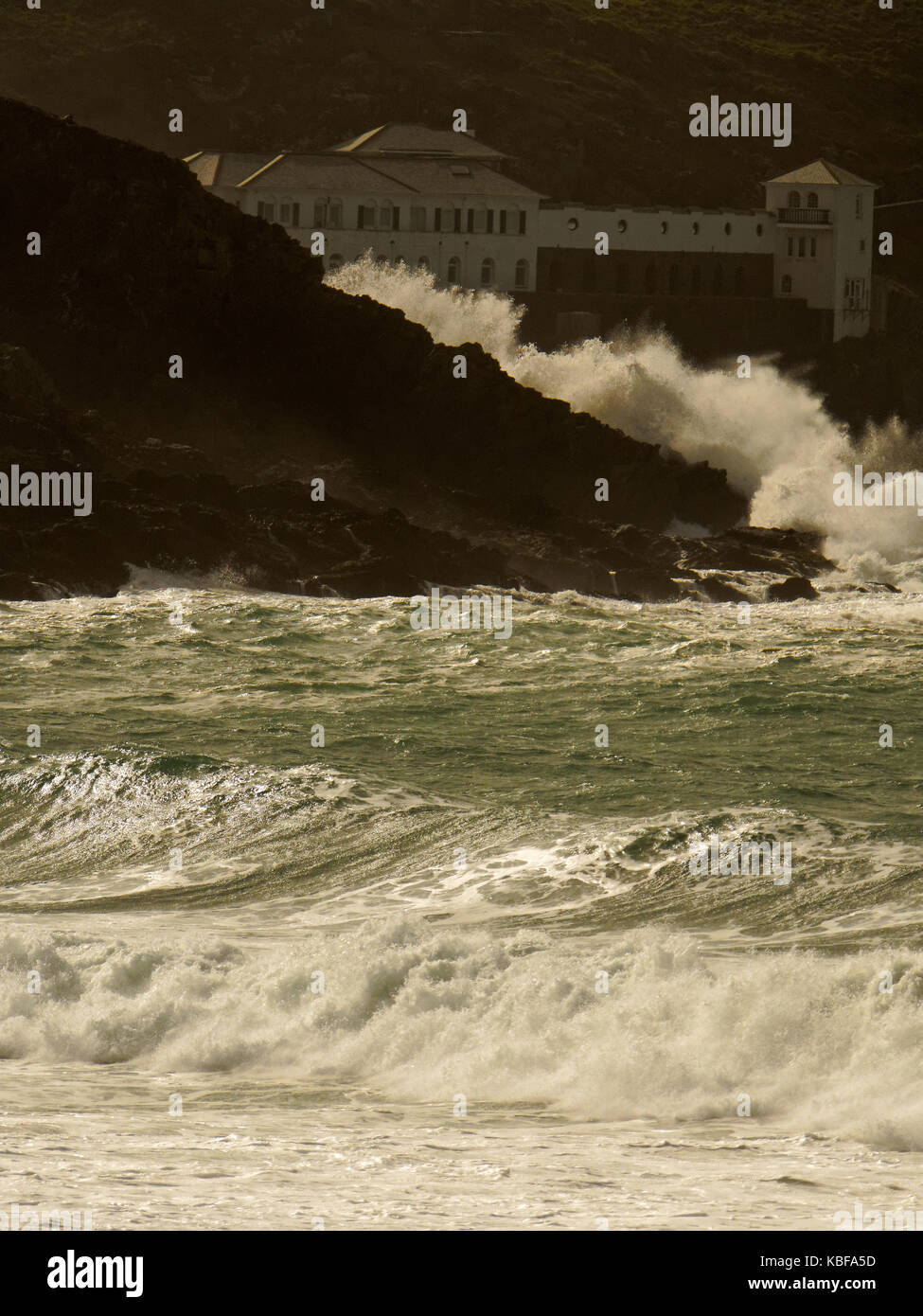 Newquay, UK. 29th Sep, 2017. UK Weather. Sunshine and 20 foot waves at Cribbar Point and Lewinnick cove Fistral Bay. 27th, September, 2017  Newquay, Cornwall, UK. Credit: Robert Taylor/Alamy Live News Stock Photo