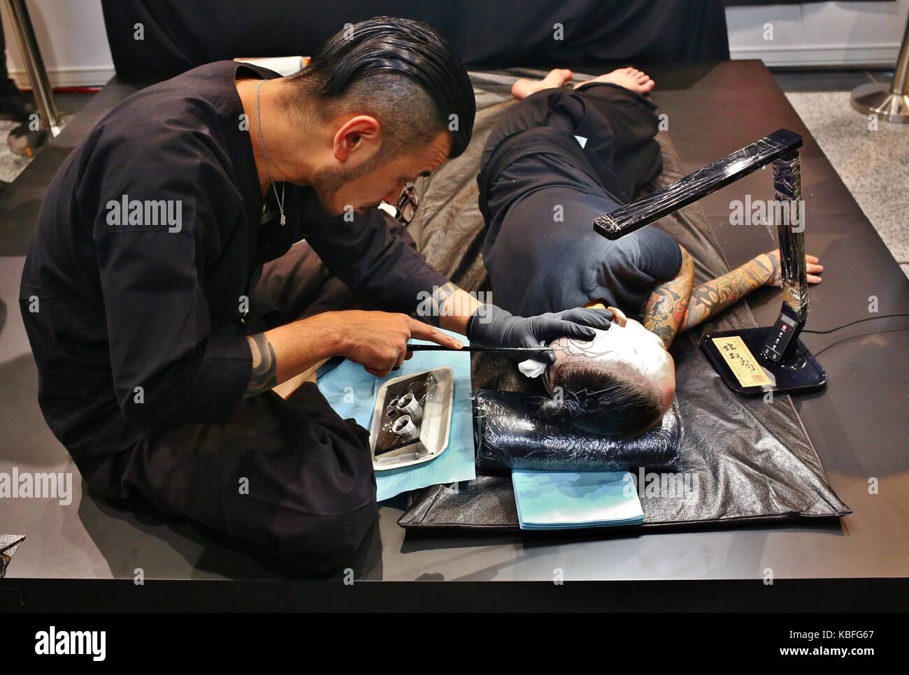 Hong Kong. 29th September, 2017. The Tebori tattoo artist Sousyu Hayashi shows his techniques, which is requiring exceptional skills in hand engraving adjusted to the client's muscle texture. Credit: Gonzales Photo/Alamy Live Hong Kong. 29th September, 2017. The Tebori tattoo artist Sousyu Hayashi shows his techniques, which is requiring exceptional skills in hand engraving adjusted to the client's muscle texture. Credit: Gonzales Photo/Alamy Live