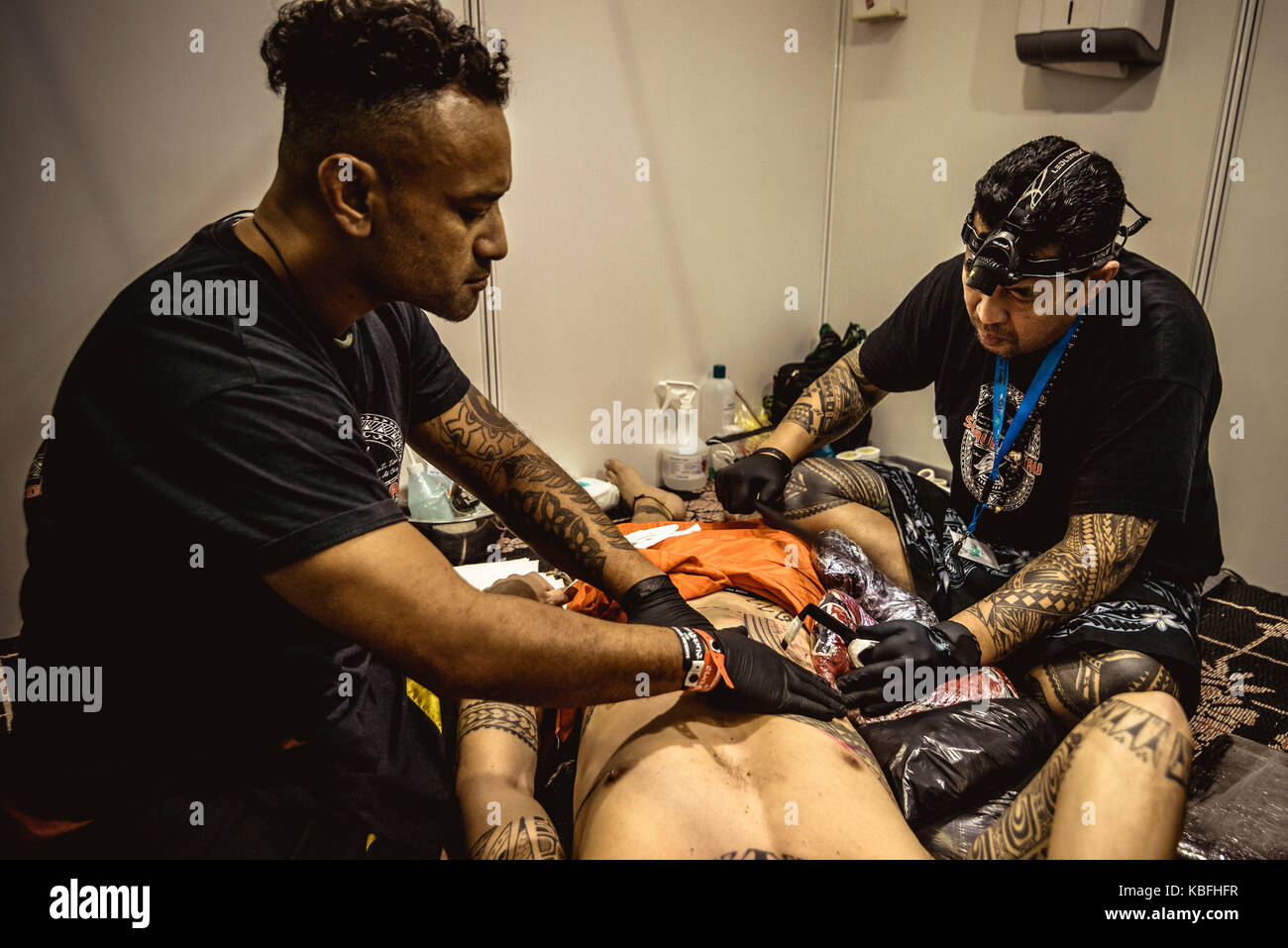 Barcelona, Spain. 30 September, 2017:  A tattoo enthusiast takes advantage of the on-site artists to add a new image in classic Maui style to his collection at the 20th International Barcelona Tattoo Expo. Credit: Matthias Oesterle/Alamy Live News Stock Photo