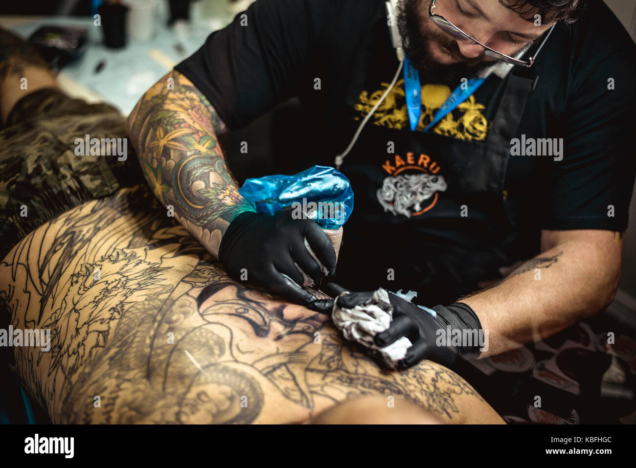 Barcelona, Spain. 30 September, 2017: A tattoo enthusiast takes advantage  of the on-site artists to add a new image to his collection at the 20th  International Barcelona Tattoo Expo. Credit: Matthias Oesterle/Alamy