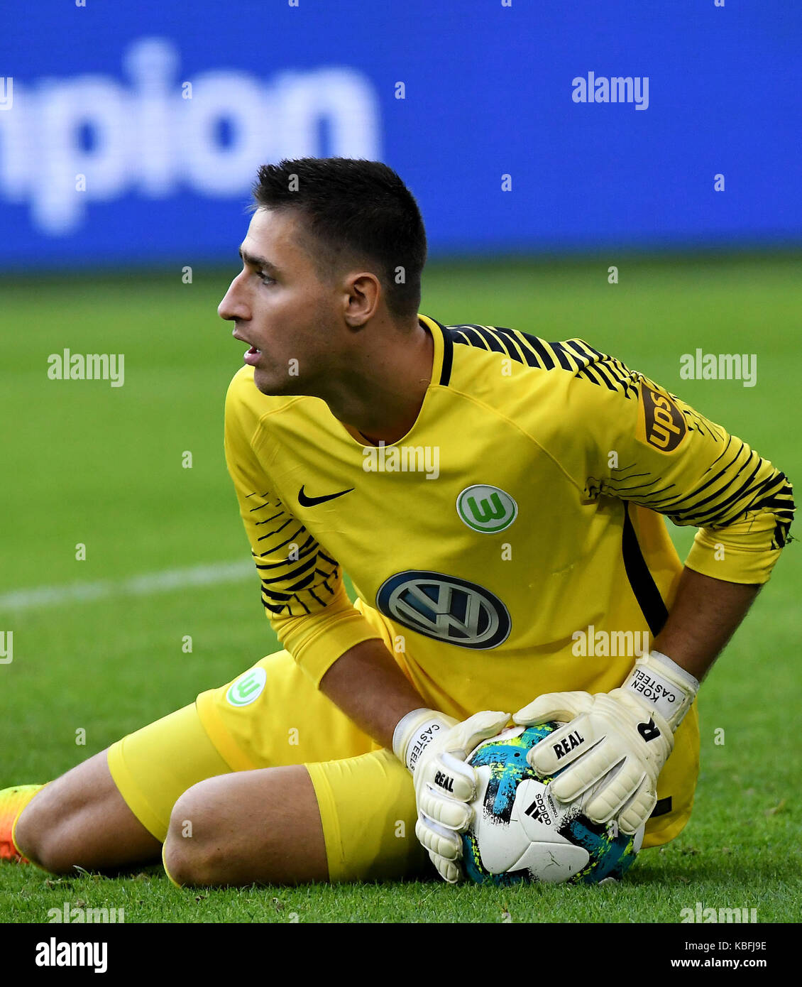 Wolfsburg, Germany. 30th Sep, 2017. Wolfsburg goalie Koen Casteels in action during the German Bundesliga football match between VfL Wolfsburg and 1. FSV Mainz 05 at the Volkswagen-Arena in Wolfsburg, Germany, 30 September 2017. (EMBARGO CONDITIONS - ATTENTION: Due to the accreditation guidelines, the DFL only permits the publication and utilisation of up to 15 pictures per match on the internet and in online media during the match.) Credit: Peter Steffen/dpa/Alamy Live News Stock Photo