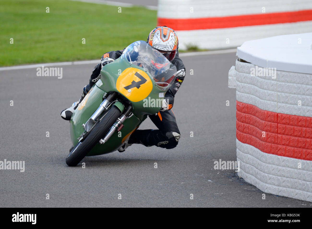 1962 Norton Manx 500 owned by Susan Barford ridden by Jeremy McWilliams racing at Goodwood Revival 2017 Stock Photo