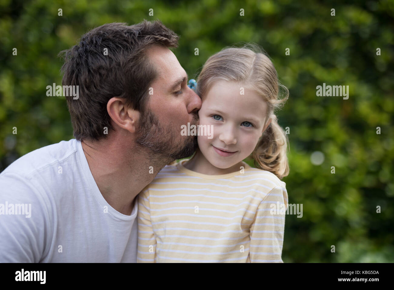 Папа дочки номер. Папа целует в губы. Поцелуй папу. Поцелуй отца и дочери.