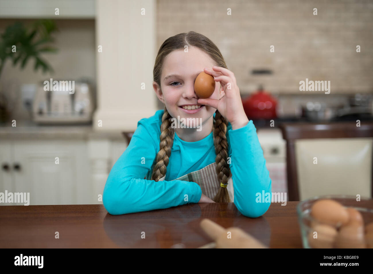 девушка с яйцом в руках. пасха картинки для детей. показал яйца. девушка с яйцами. женщина едят вареные яйца.