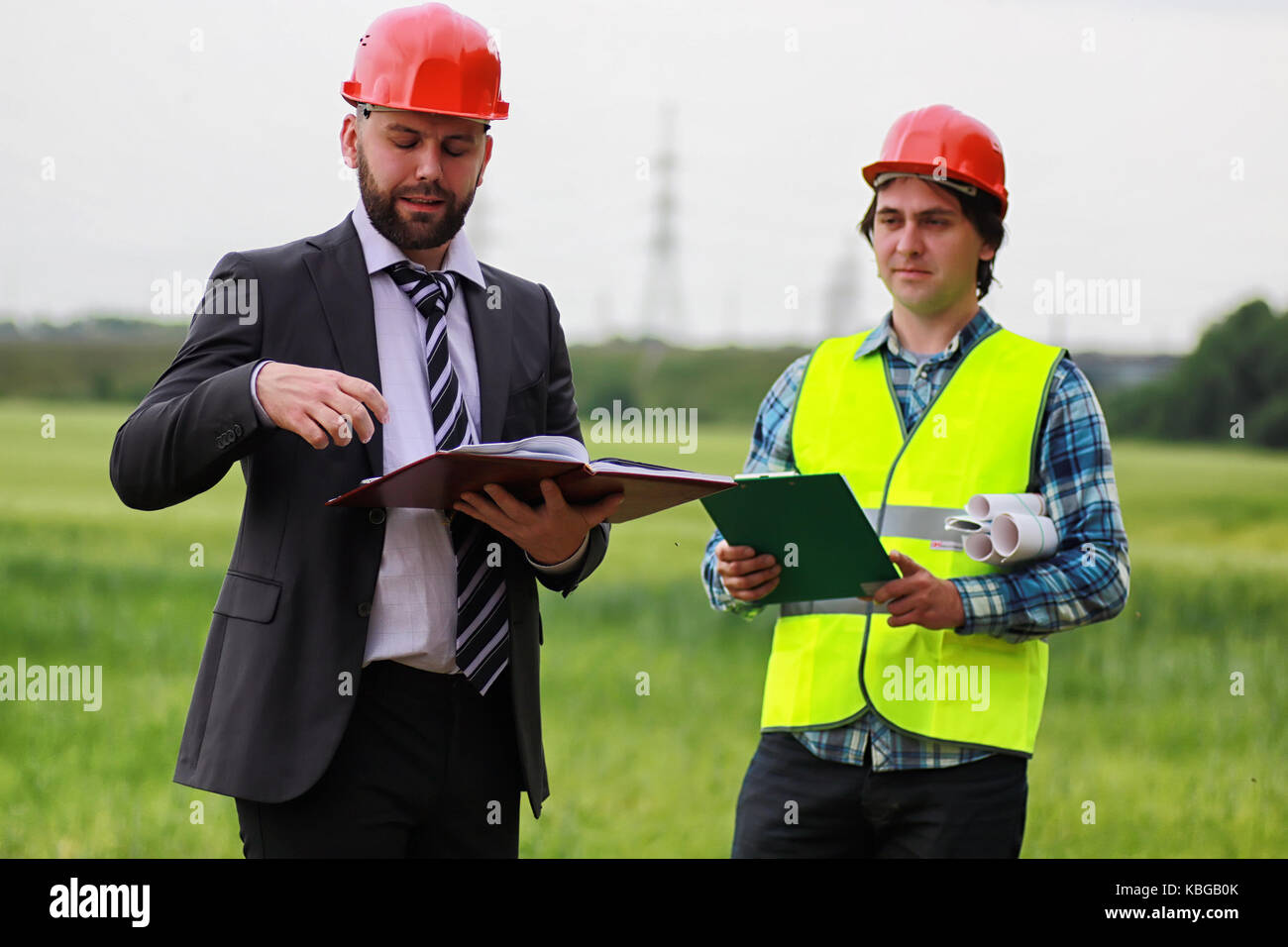 агроном фермер. инженер в поле. агроном. тракторист. рабочие в поле.