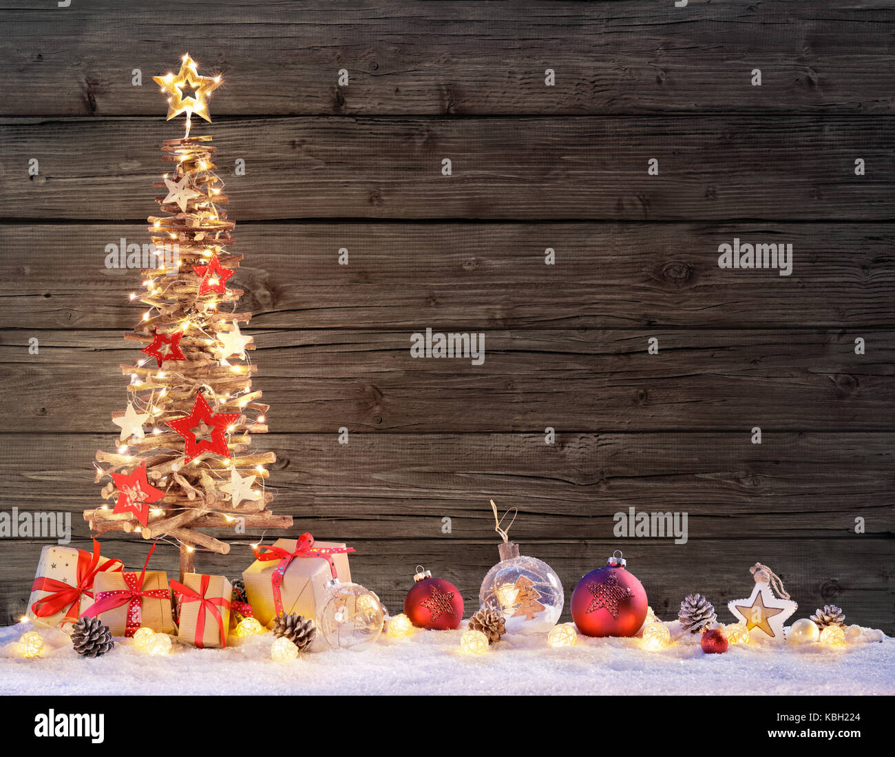Rustic wood christmas tree hi-res stock photography and images - Alamy
