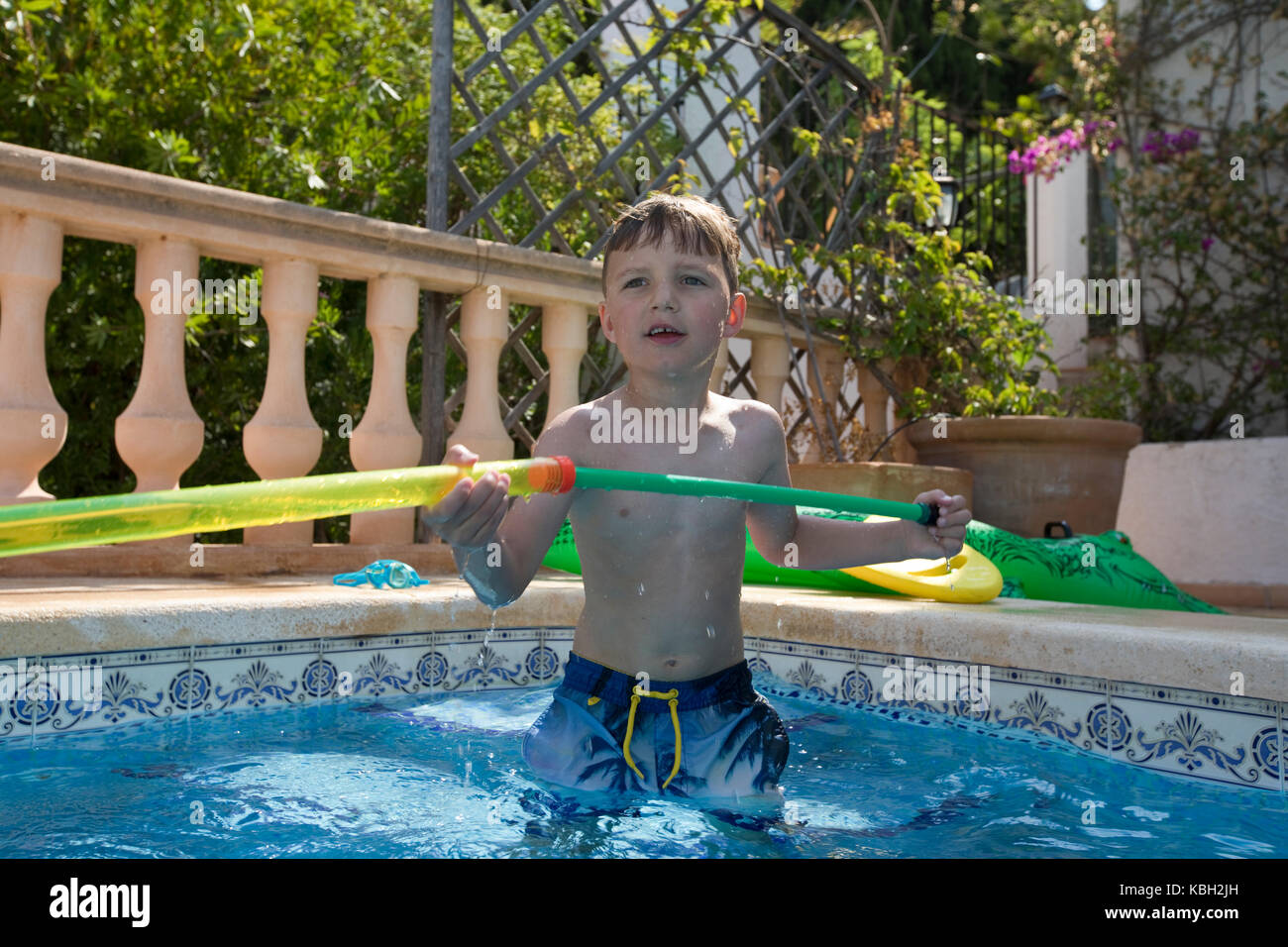 Boy learn swimming hires stock photography and images Alamy