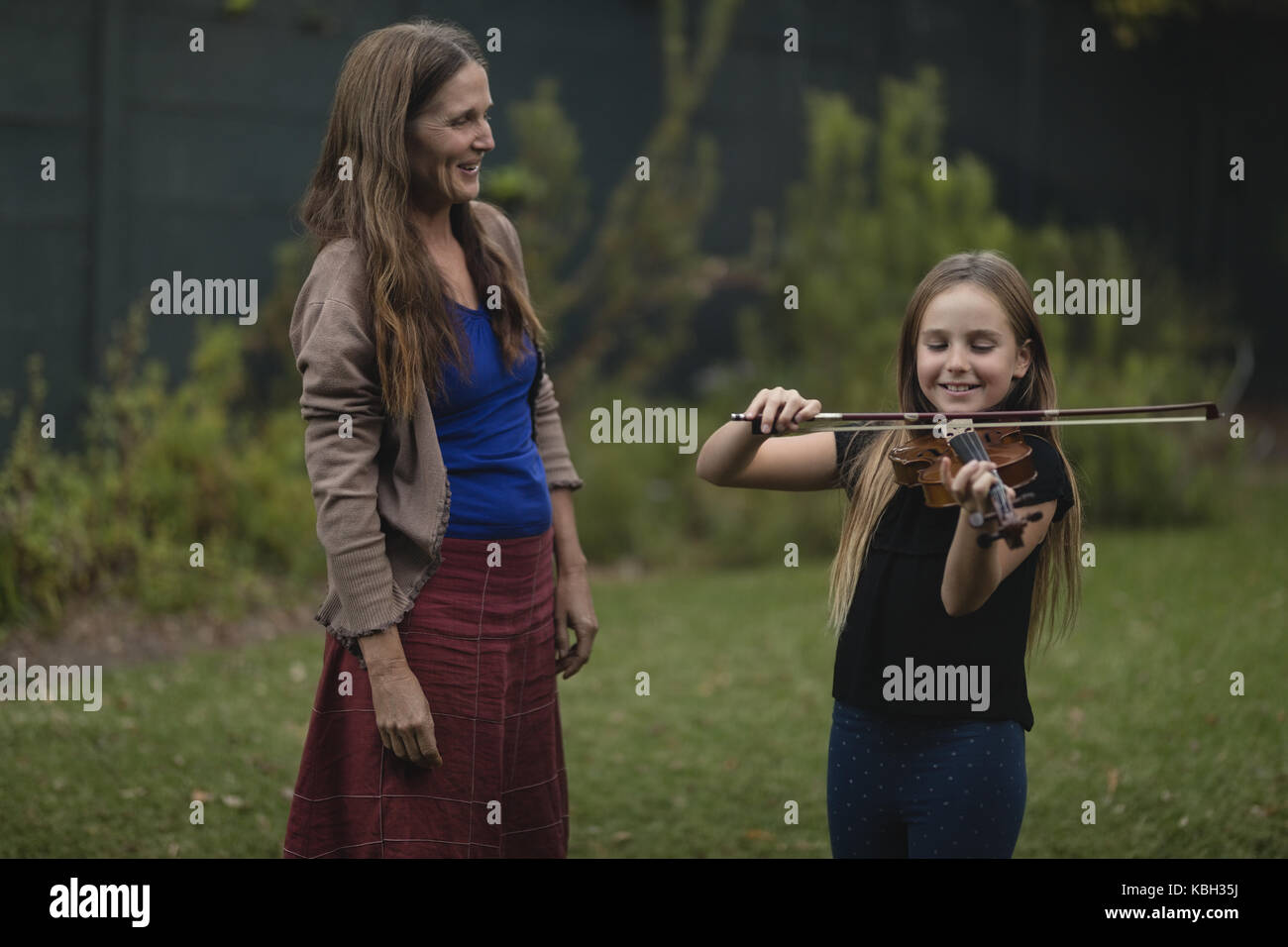 Girl playing violin in the park Stock Photo - Alamy