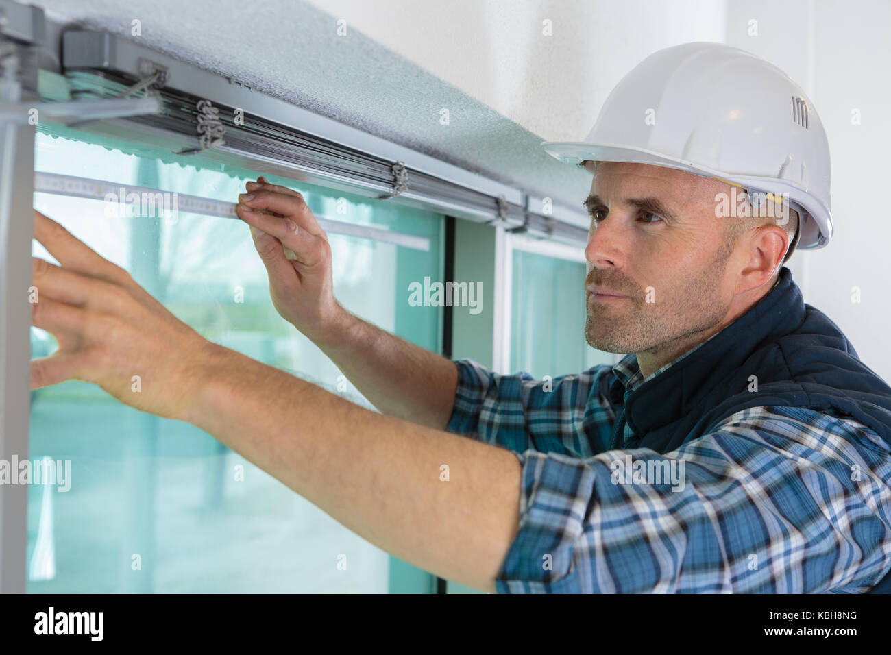 стекольщик. монтажник стеклянных. стекольщик профессия. калибровочное стекло для установщика. монтажник стеклянных.