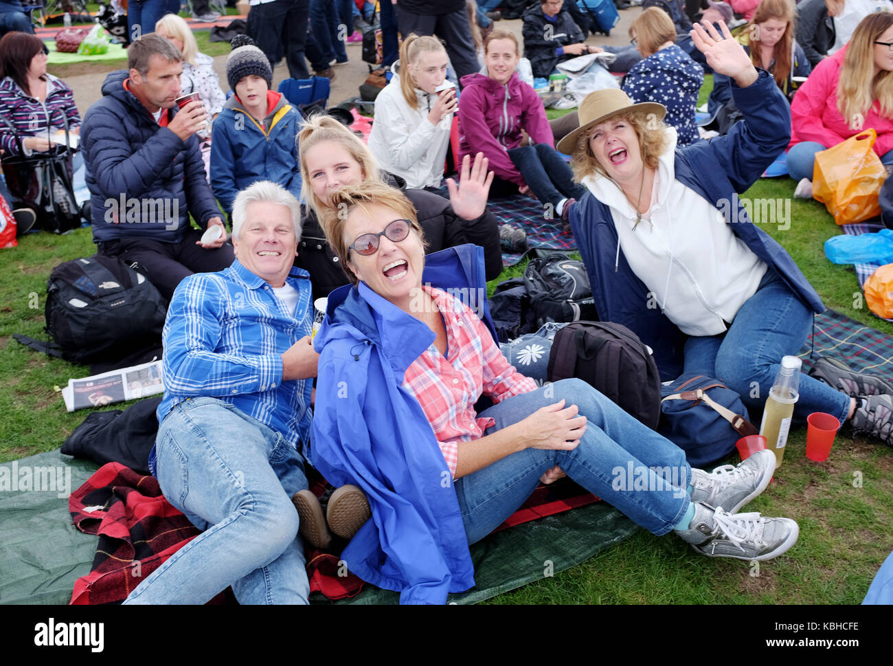 Radio 2 Festival in a Day at Hyde Park London 2017 - Family enjoy picnic in  the rain Stock Photo - Alamy