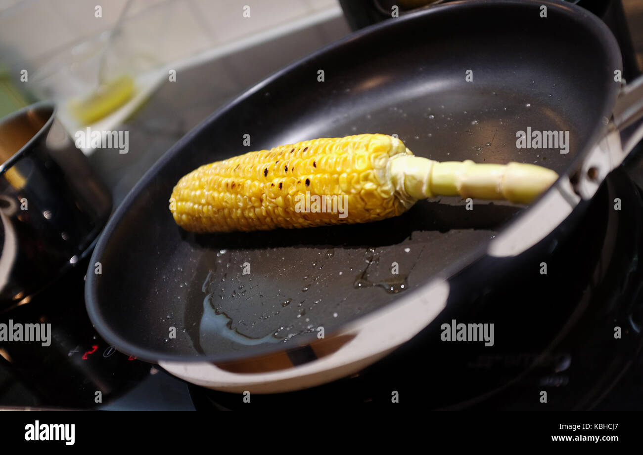 Sweetcorn corn on the cob charring in a grill pan Stock Photo