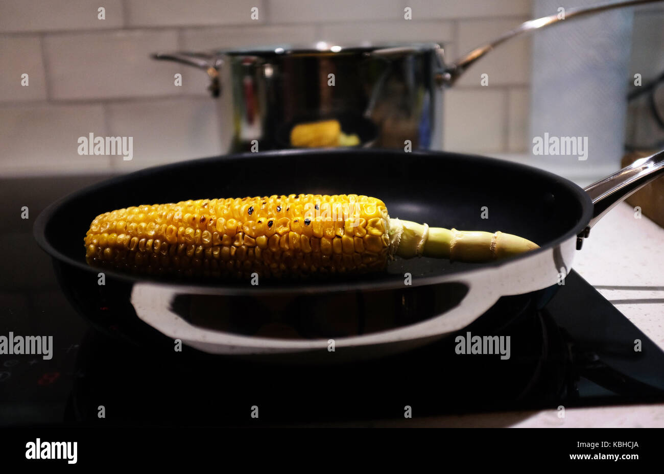 Sweetcorn corn on the cob charring in a grill pan Stock Photo - Alamy