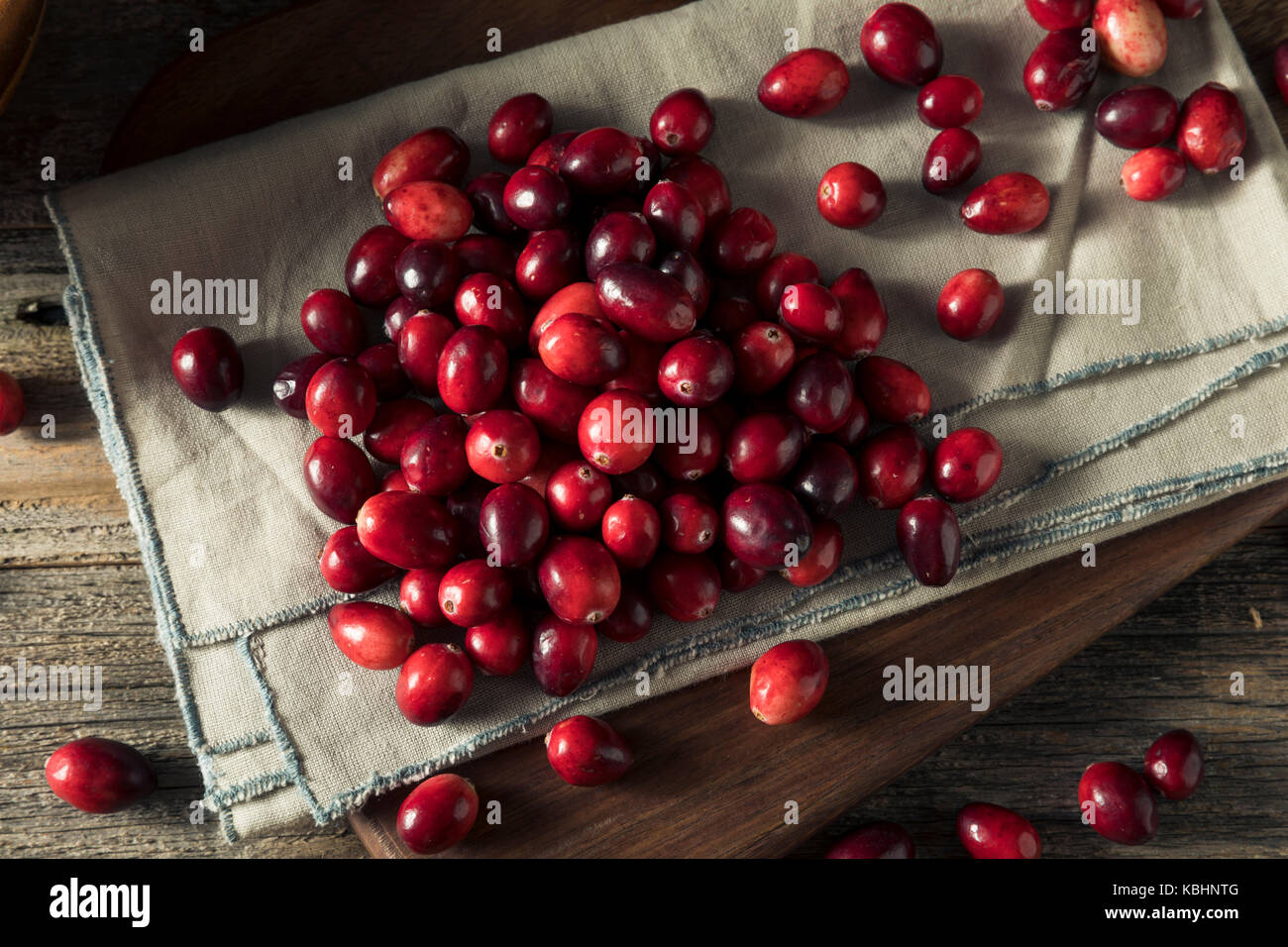 Raw Red Organic Cranberries Ready to Cook With Stock Photo Alamy