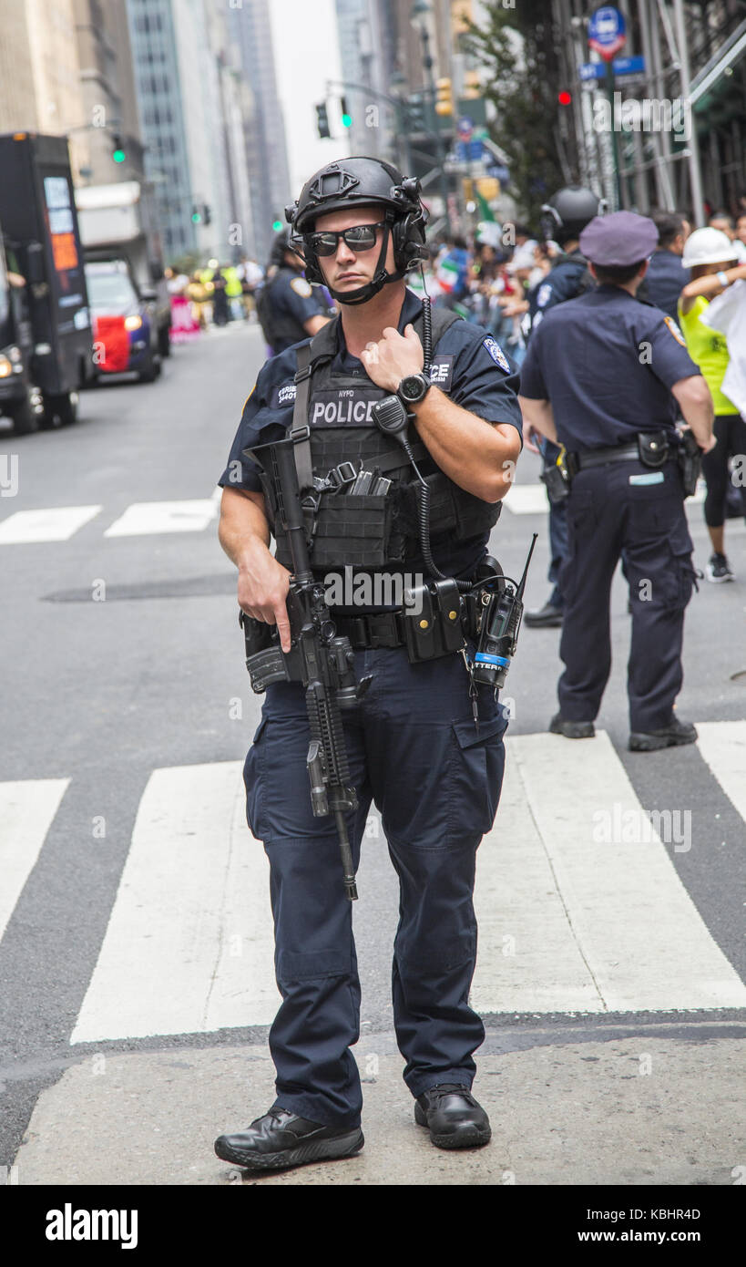 Heavily armed Counter-Terrorism NYPD officers make their presence known ...