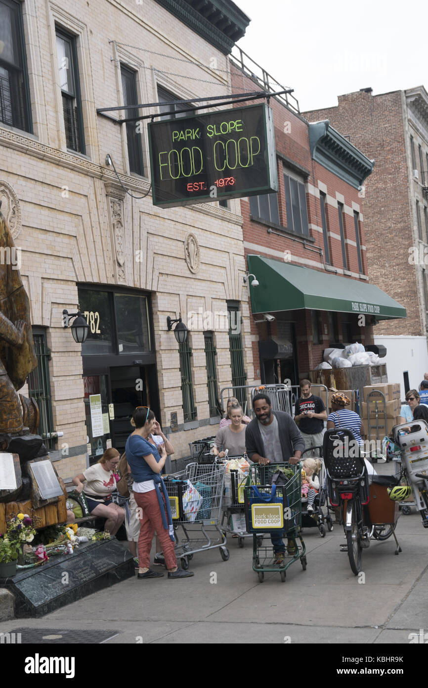 Shoppers outside the Park SLope Food Coop on Union Street in Park Slope, Brooklyn, NY Stock